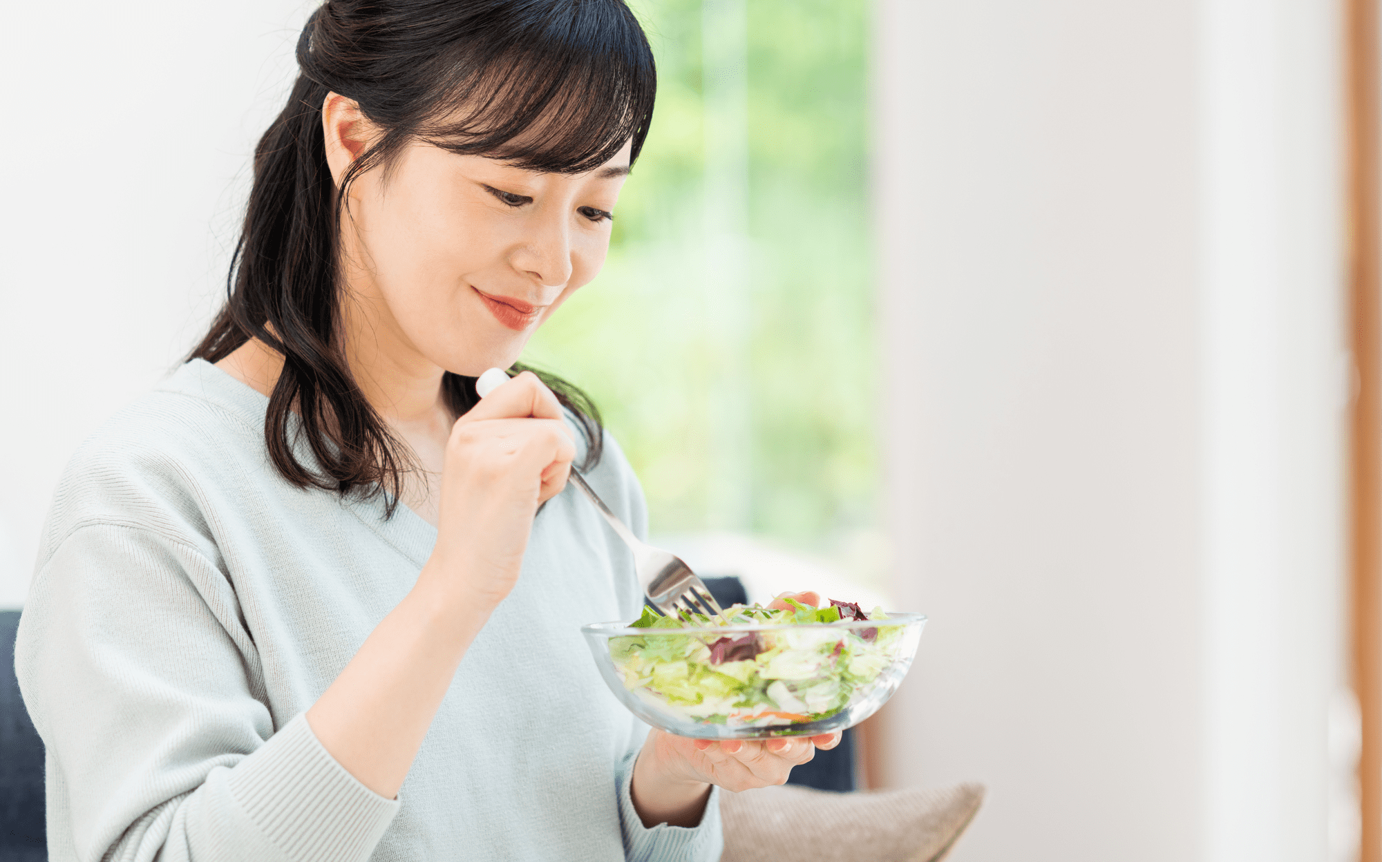 野菜から食べる。野菜を食べる人物の画像