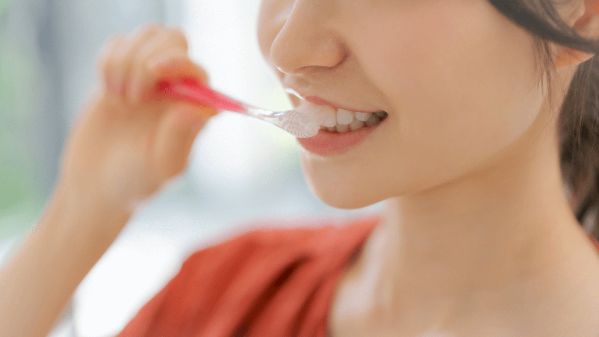 食べたら歯を磨く。歯を磨く人物の画像