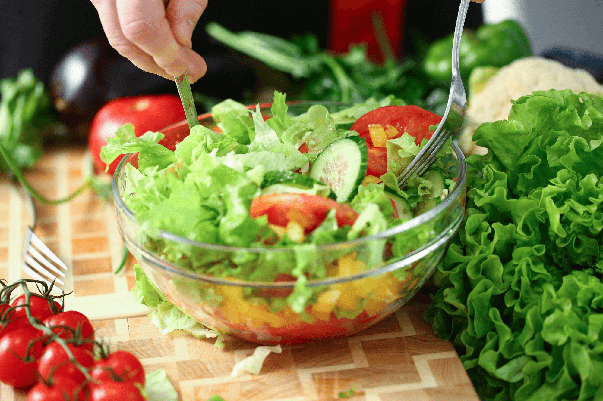 内臓脂肪を減らす生活習慣の二つ目は、食事の習慣。野菜から食べ、食物繊維を多く摂ろう。サラダのイメージ写真