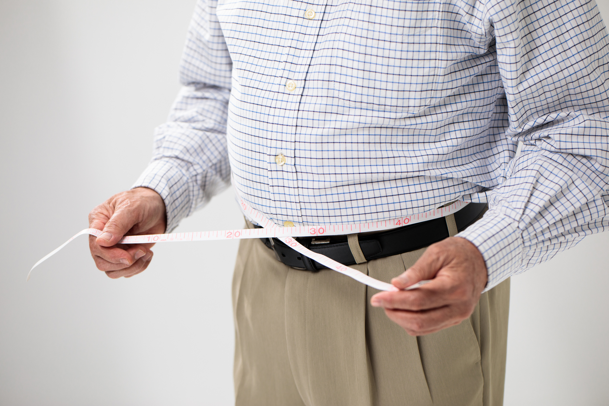 肥満気味のウエストを図るイメージ画像