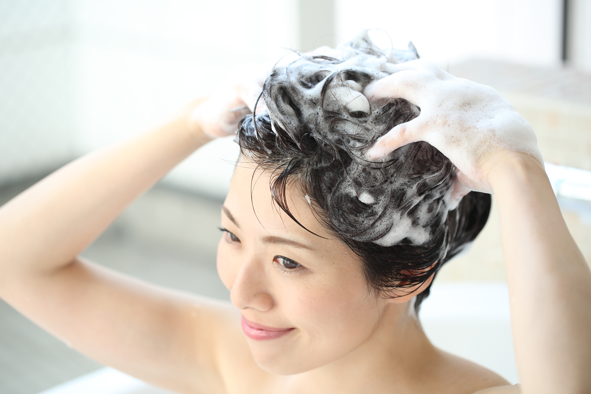日ごろの手入れで差がつく！ 積極的な頭皮ケアをプラスしよう