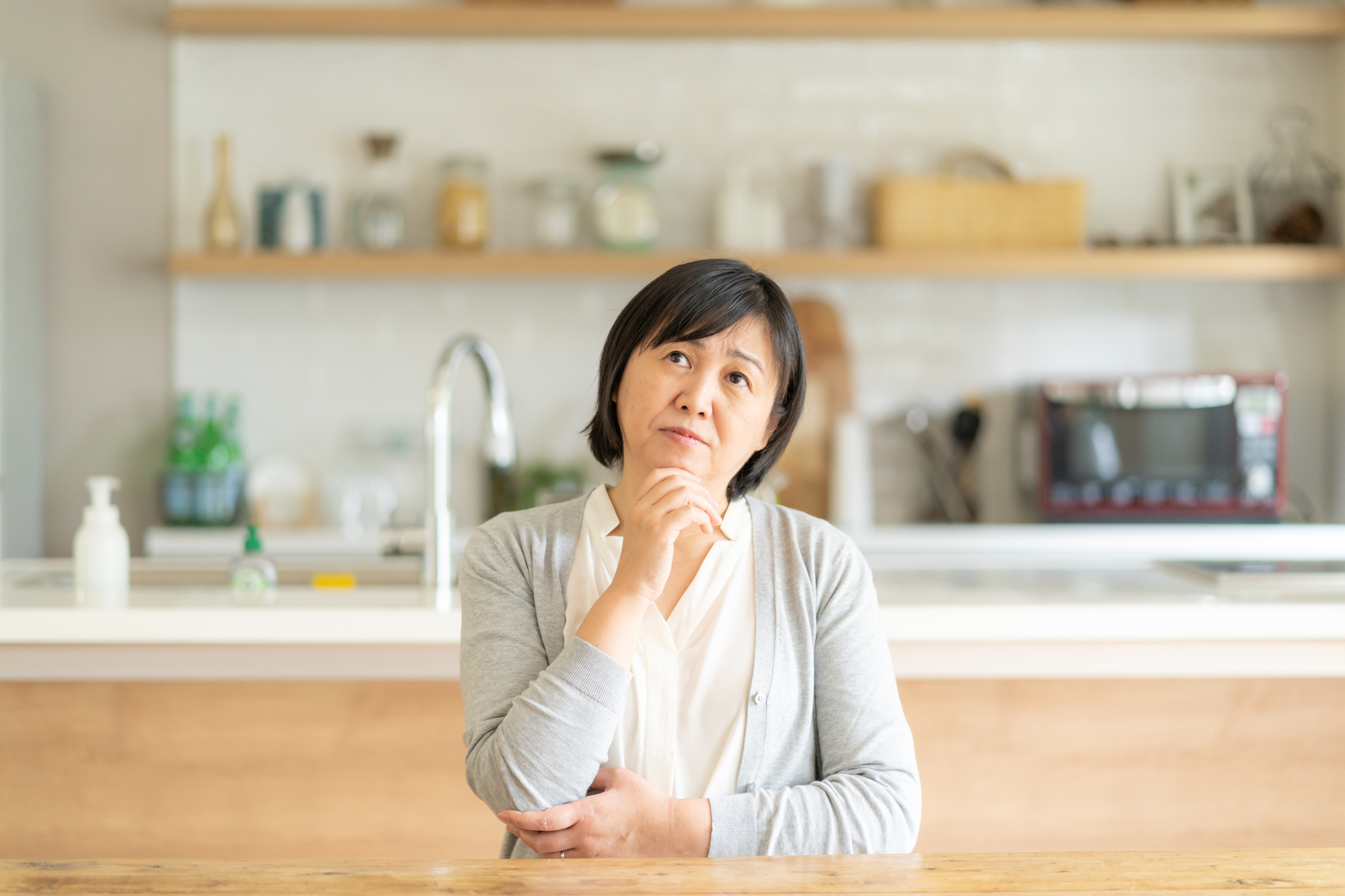 寿命を短くする病気にかかわる内臓脂肪は、どのぐらいたまるとリスクになるのかと思っている女性のイメージ画像