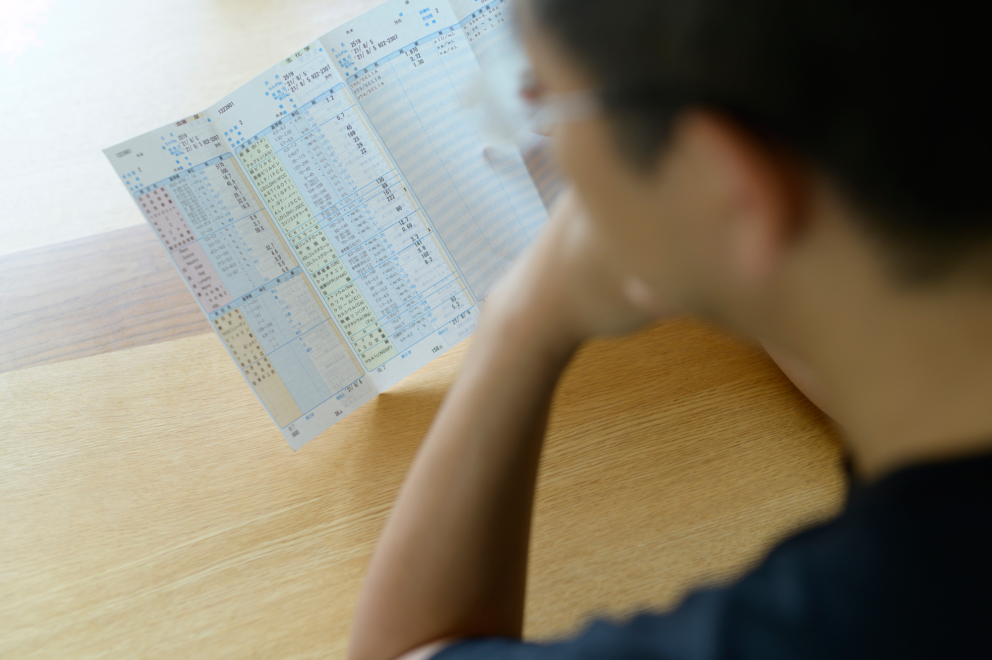 健康診断の結果を確認する男性のイメージ画像