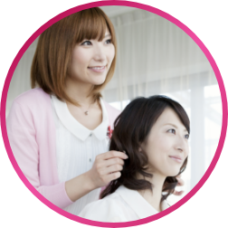 美容師からのアドバイスをもらうなど、自分の骨格や顔の形にあったヘアスタイルをしている写真
