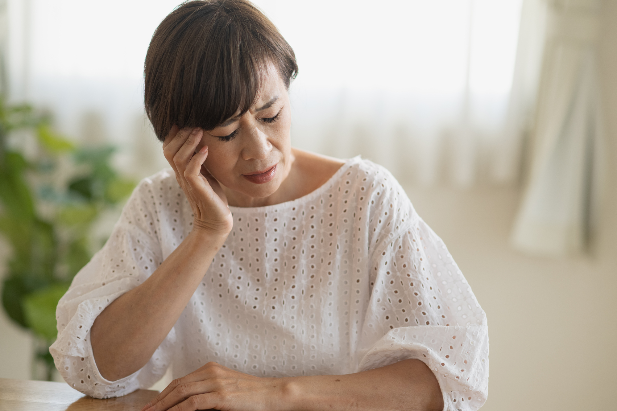 分け目が薄くなってきた時、髪には何が起きているのか悩む女性