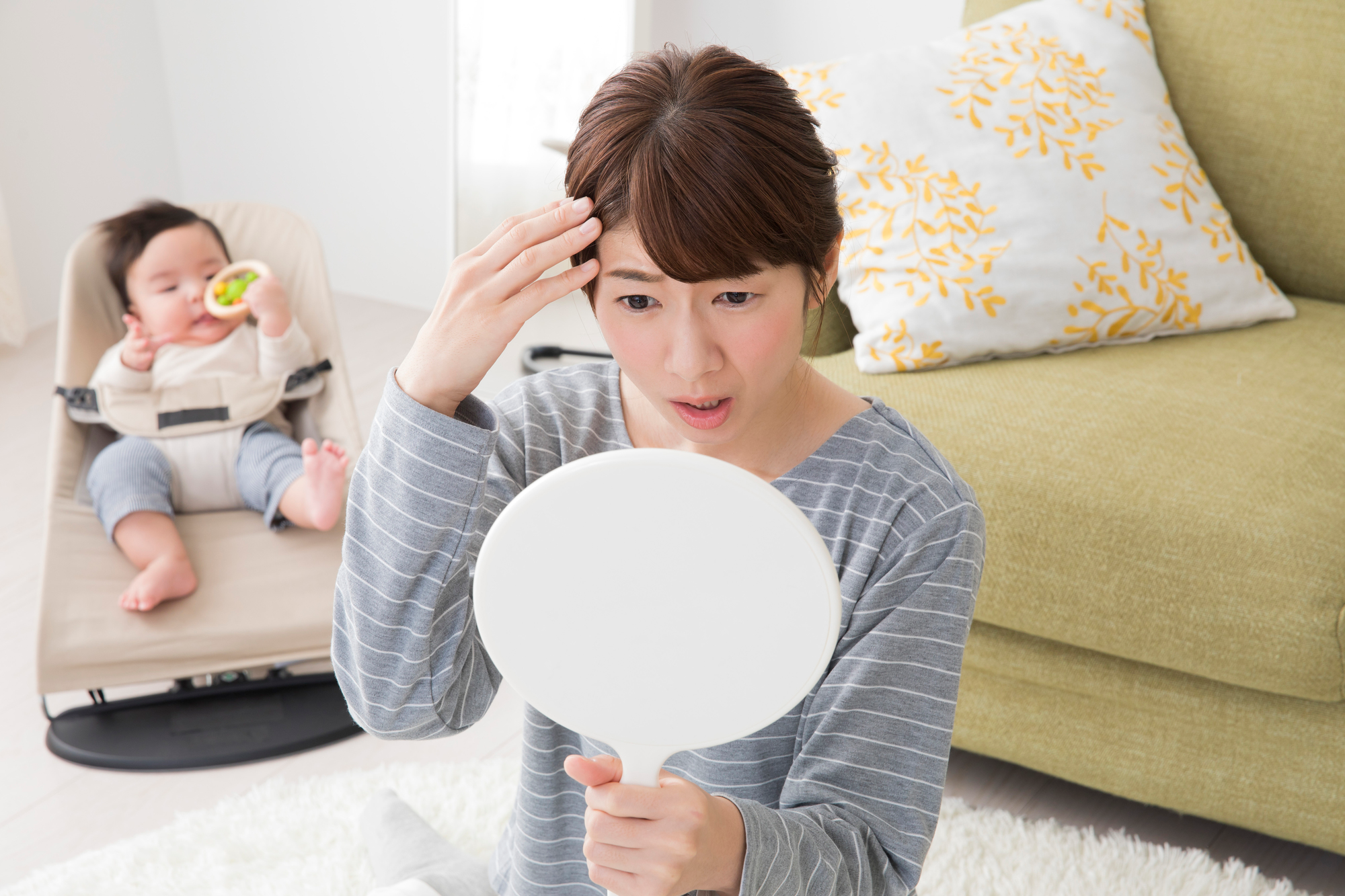 産後の抜け毛対策 は？ そのまま放っておいても大丈夫？産後の抜け毛が気になる女性。