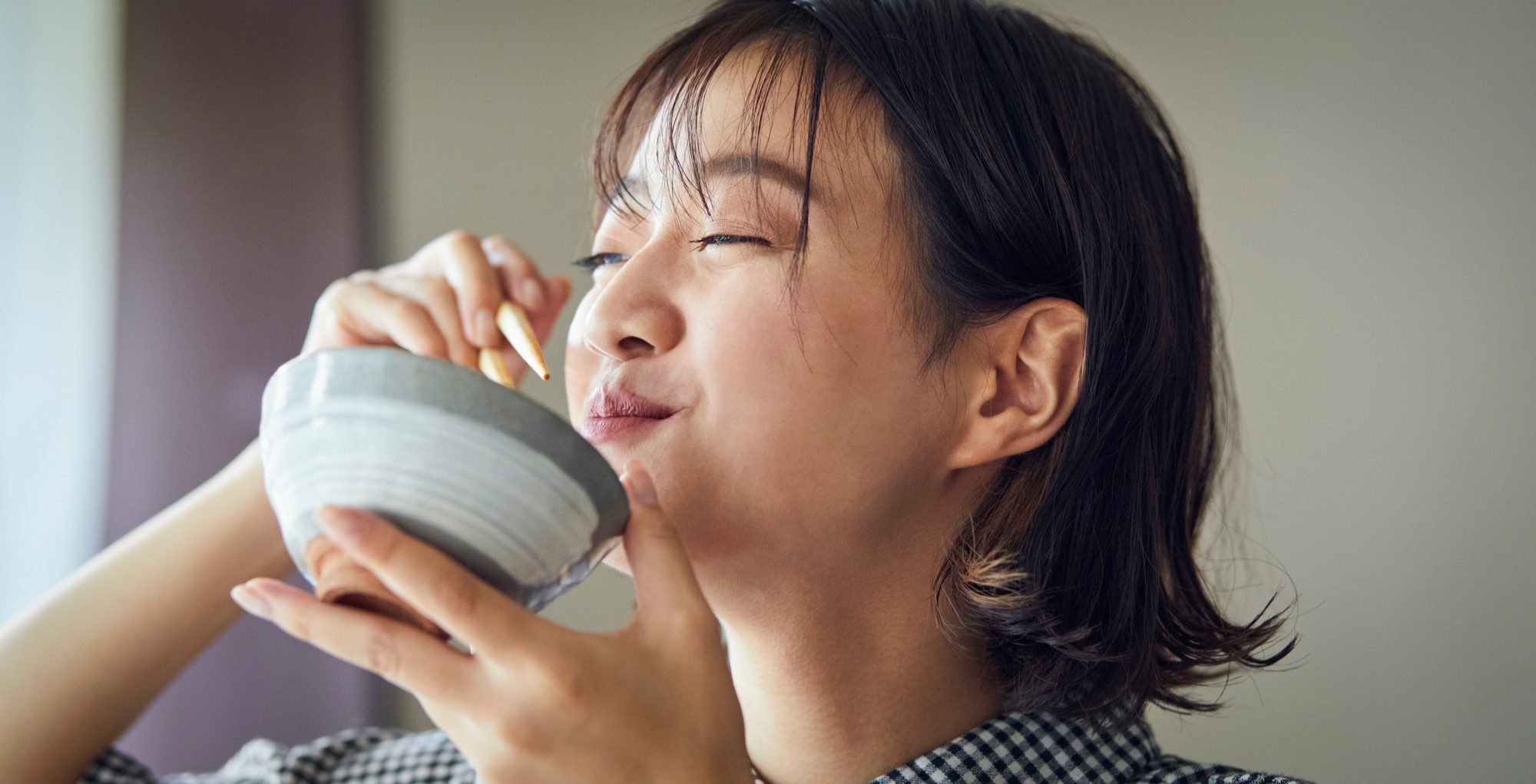 産後の抜け毛対策① 髪によい栄養素を摂る女性