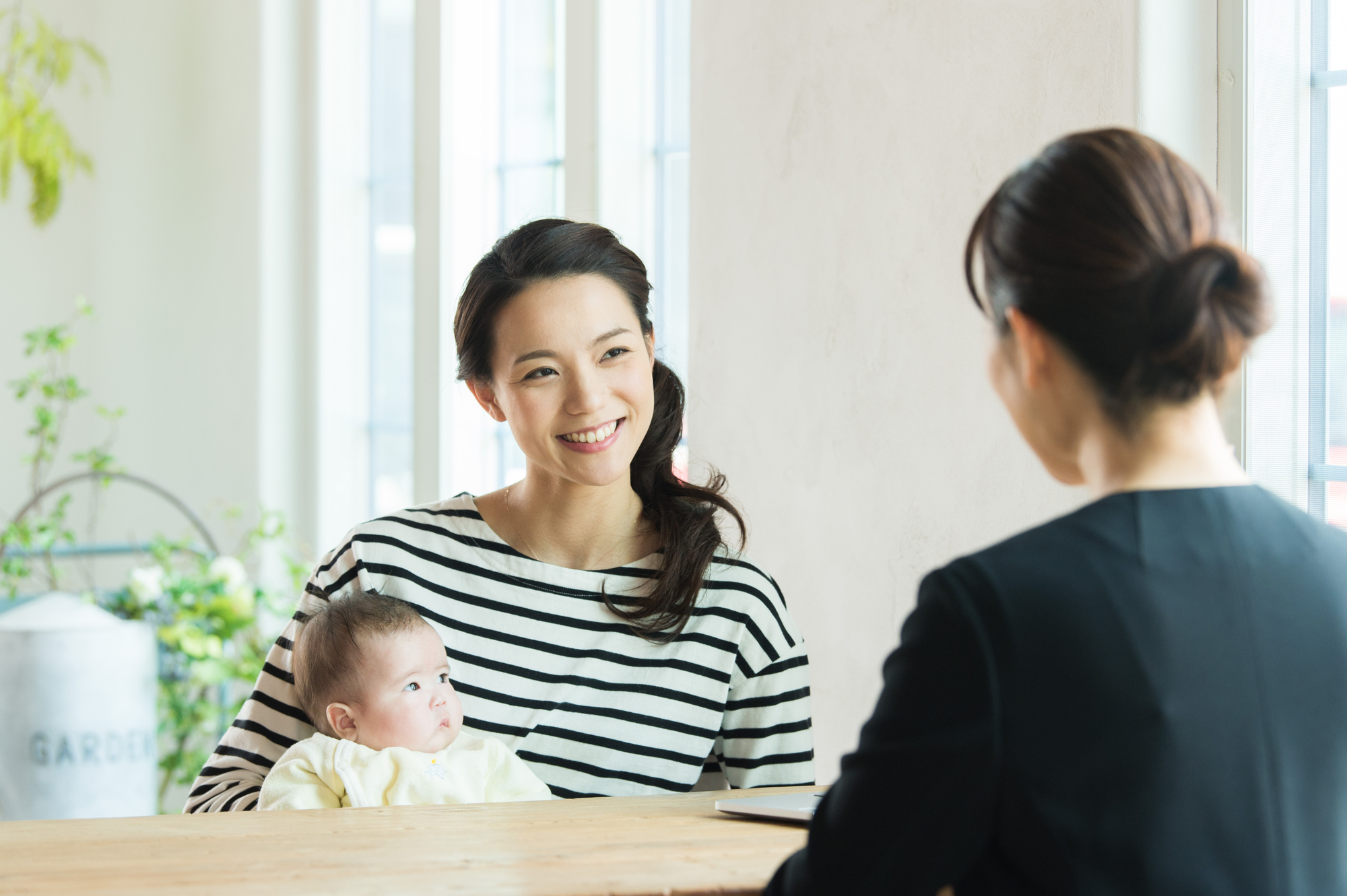 産後の抜け毛対策③ 抑うつ感がある時は相談を。子連れで相談する女性。