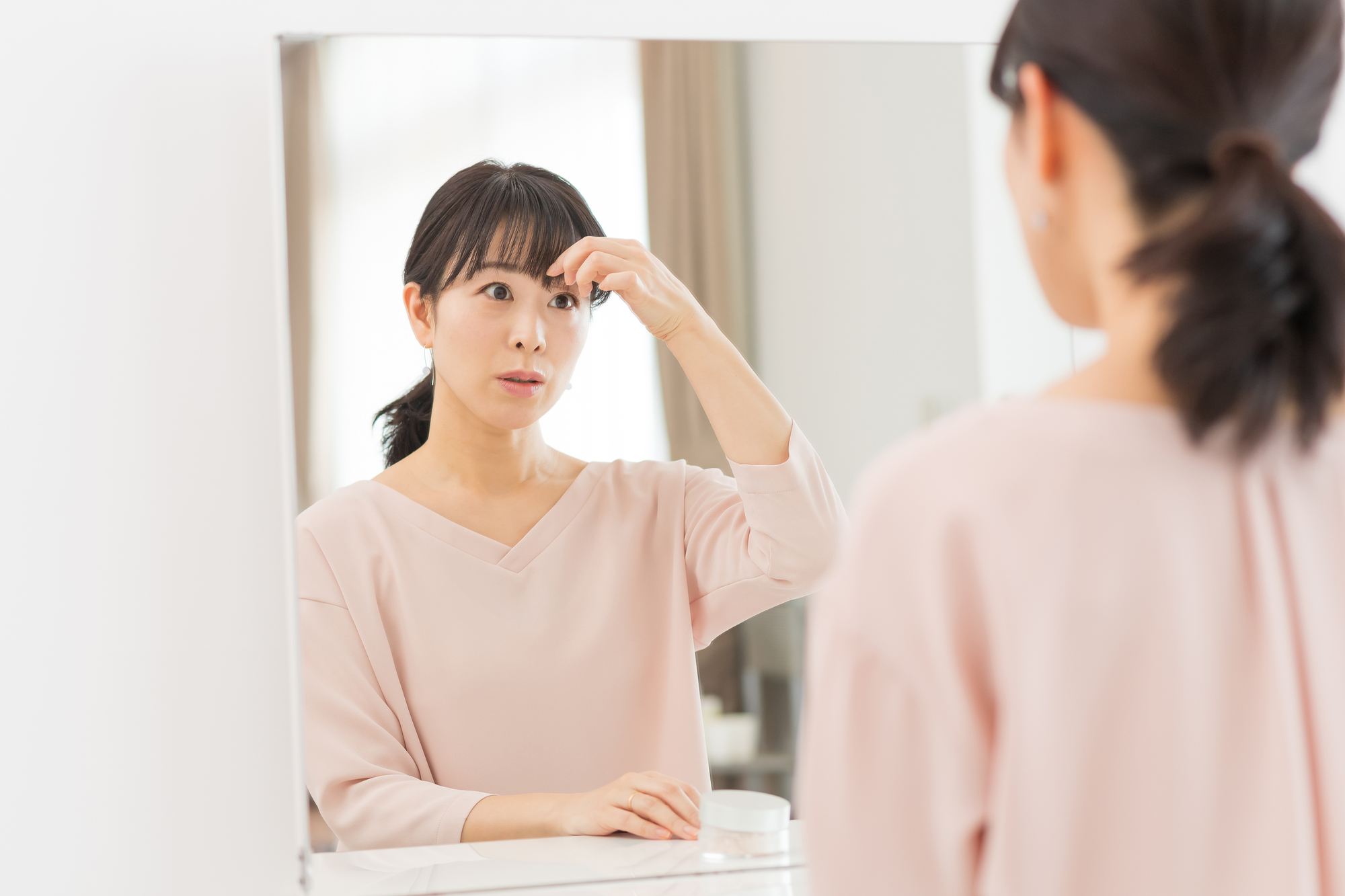 髪を気にする女性のイメージ画像