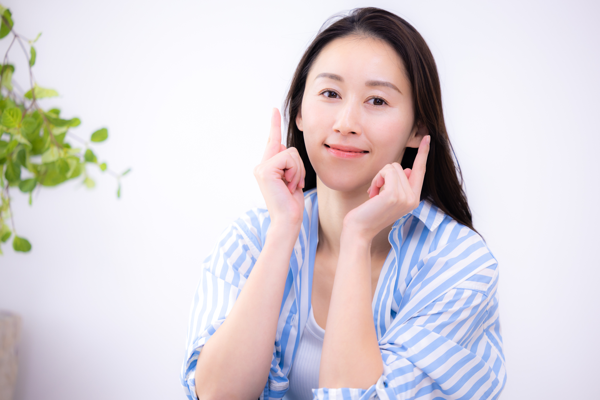 思い立った女性のイメージ画像