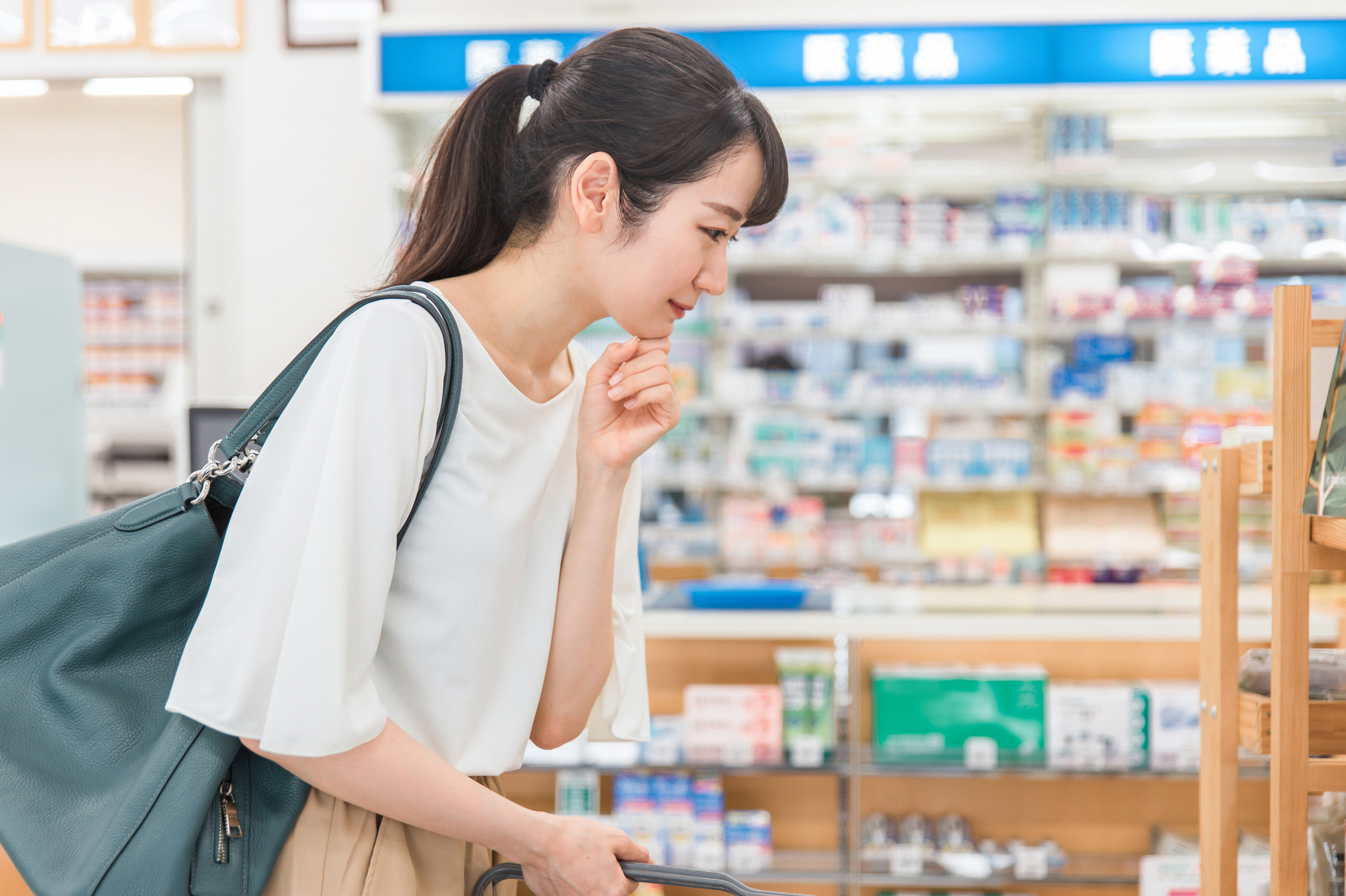 切れ痔（裂肛）の市販薬を選ぶ女性のイメージ画像
