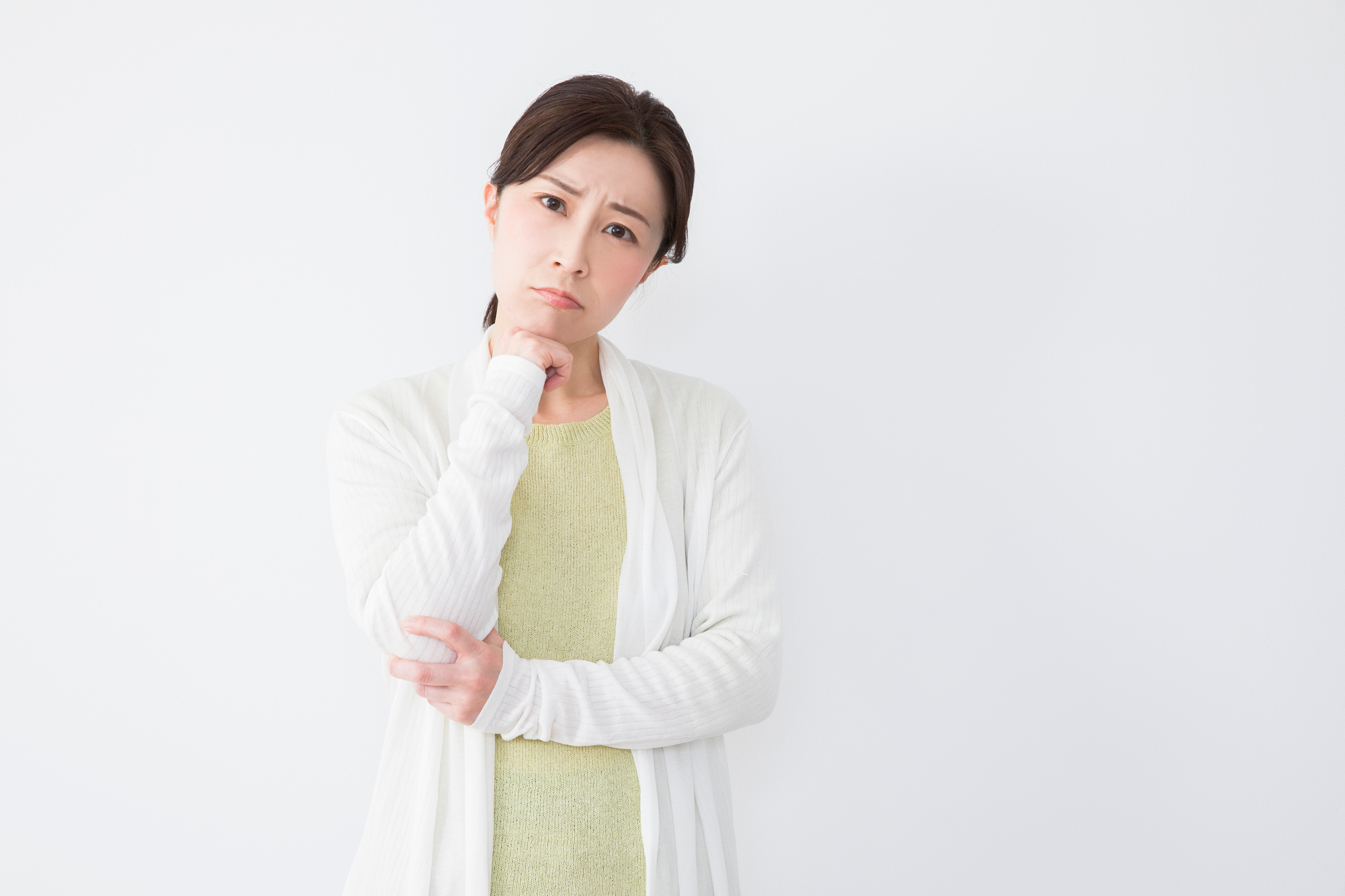 悩む女性のイメージ画像