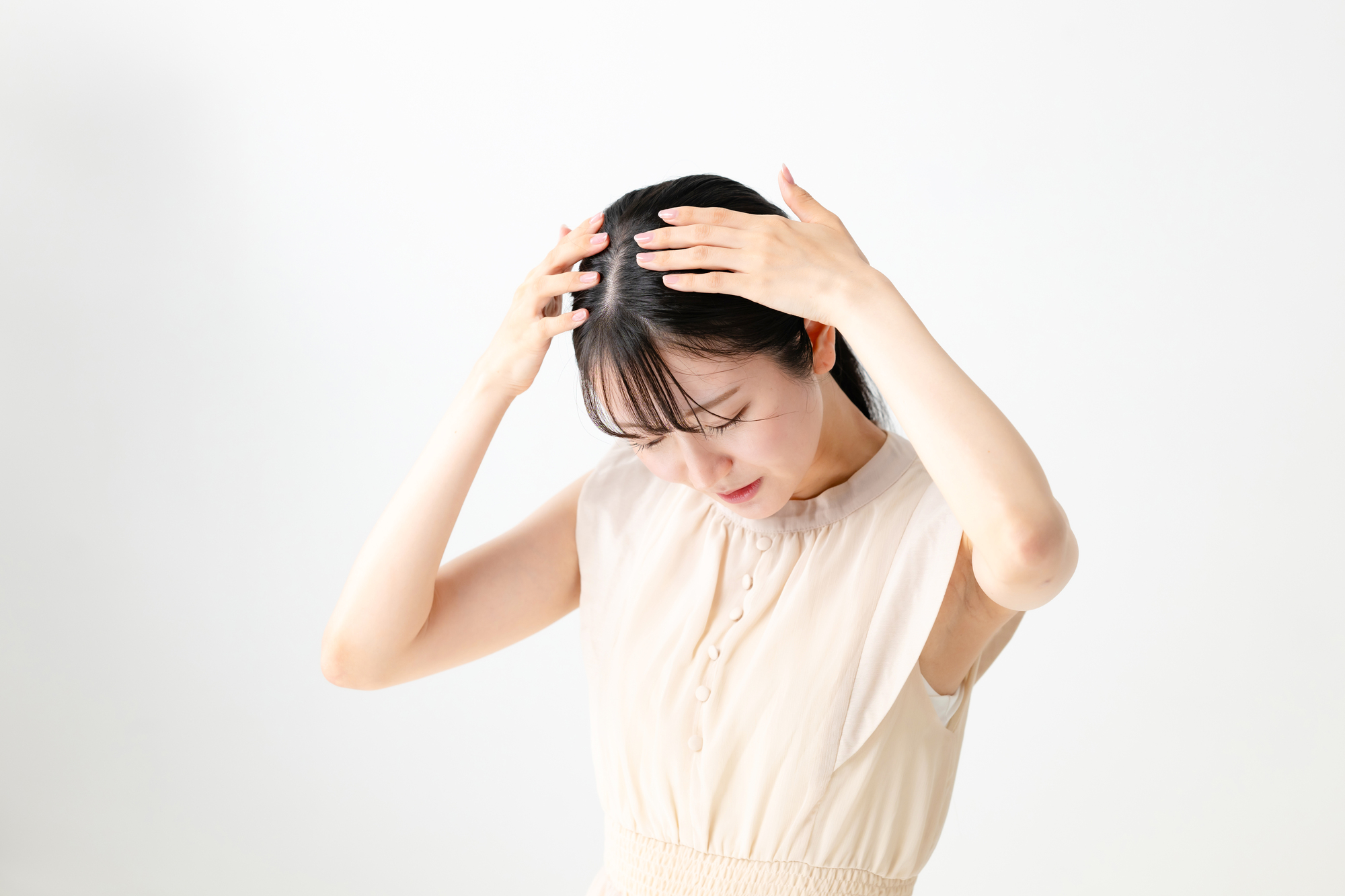 分け目を気にする女性のイメージ画像