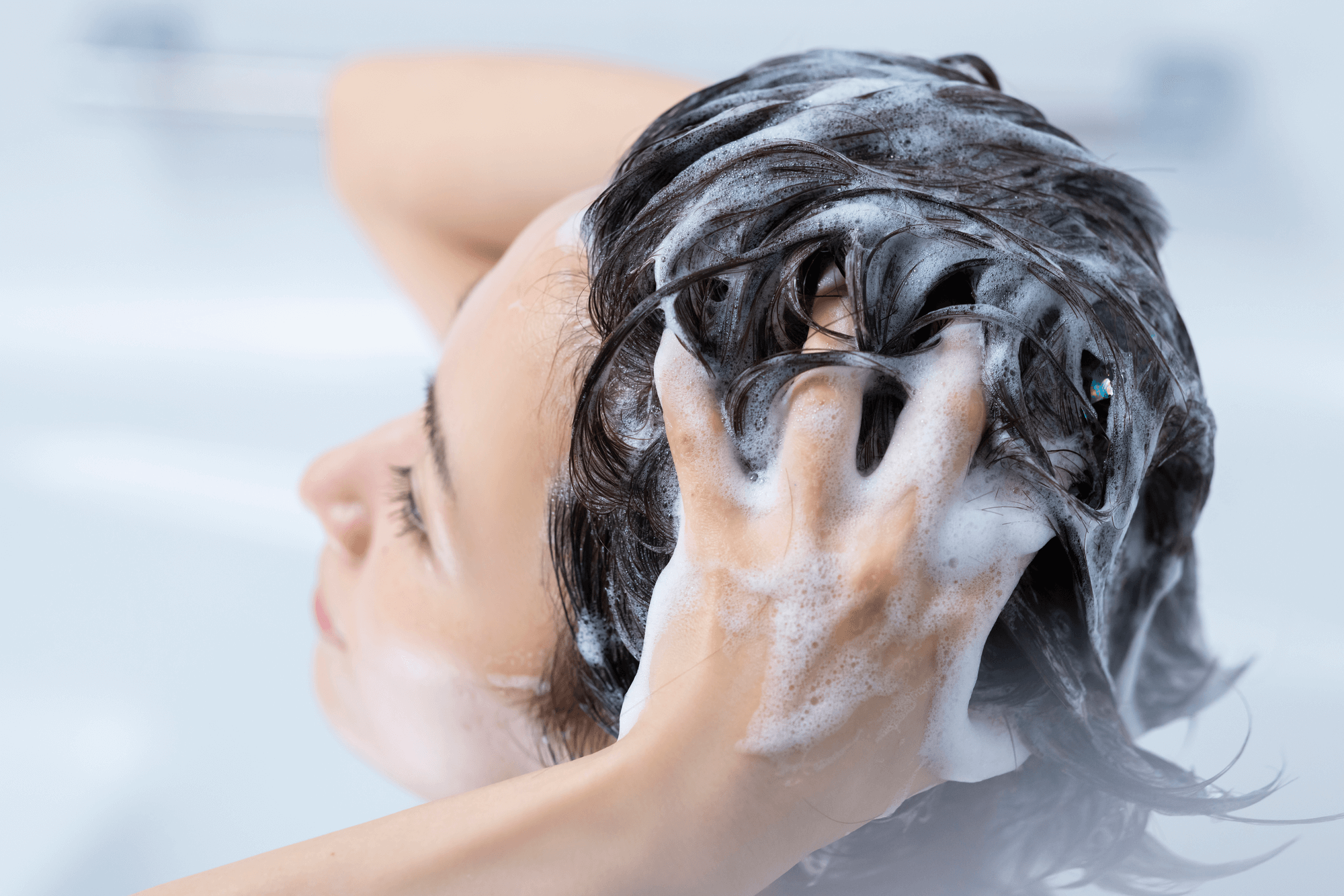 「ぺたんこ髪」から「ふんわり髪」へ。ヘアケアのイメージ画像