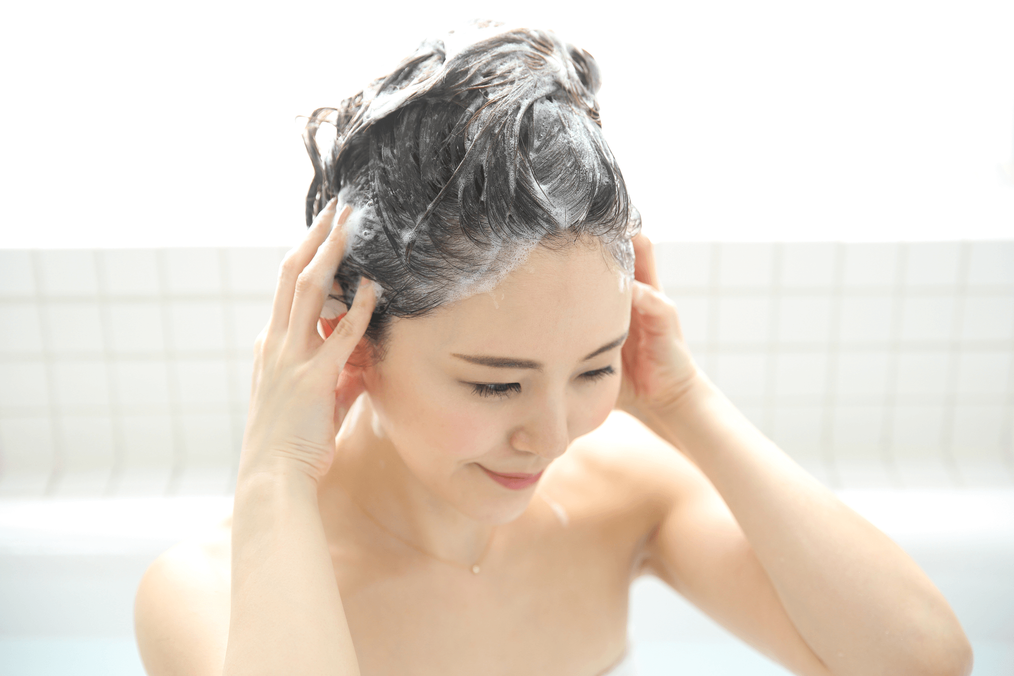 女性の頭皮ケアの基本である、 頭皮を直接ケアするイメージ画像