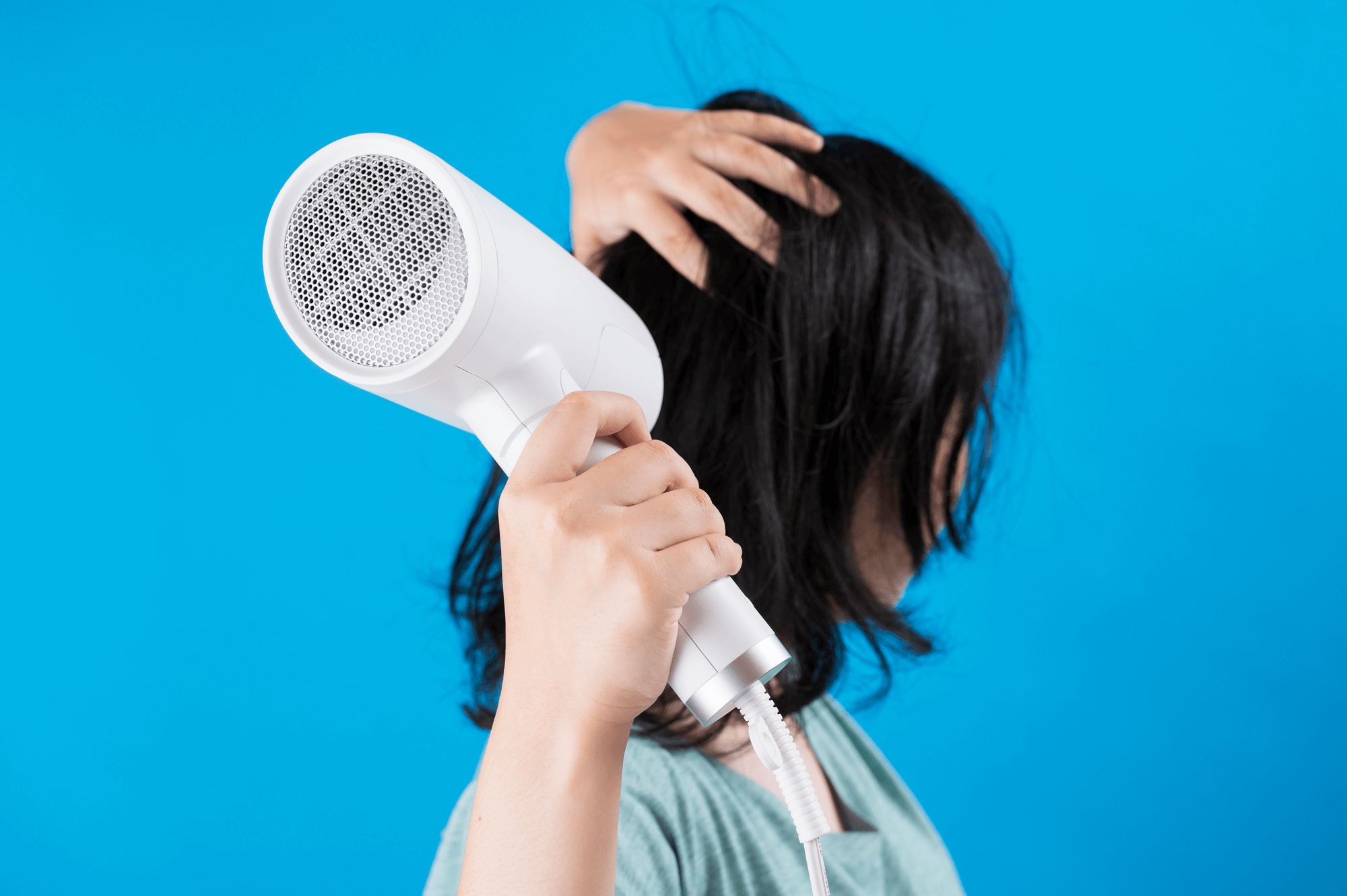 ドライヤーをかけるイメージ画像