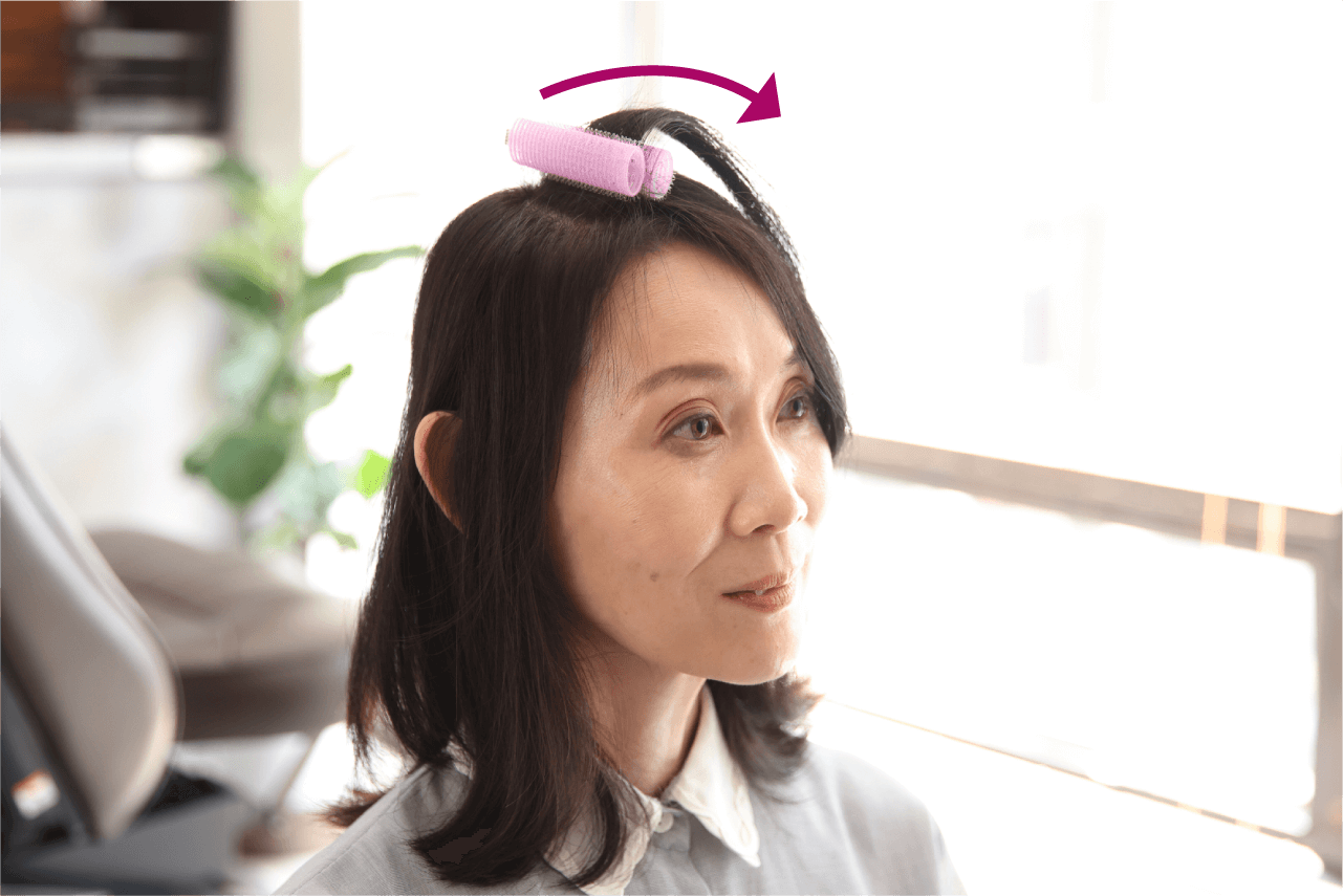 クリップカラーを根元に挟み、ボリュームを出すイメージ画像