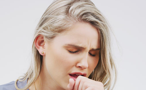 喘息で咳をしている人の画像