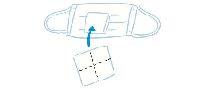 3.不織布マスクにもう一枚のガーゼを 4つ折りにして当てる