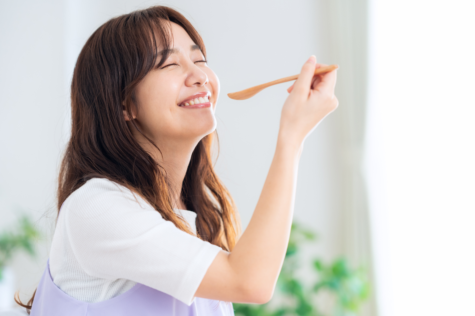 腸活のための食事をしている女性のイメージ写真