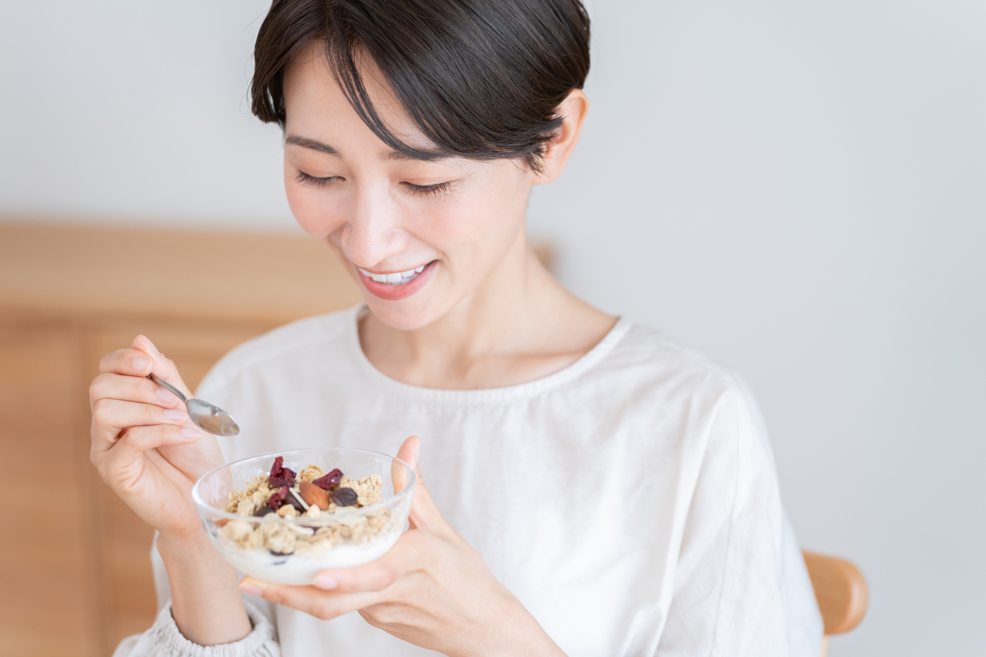 腸活を意識した食事をとっている女性のイメージ写真