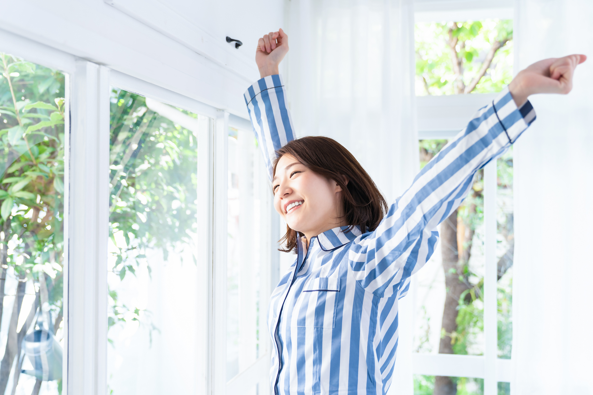 気持ちよく起床できた人のイメージ写真