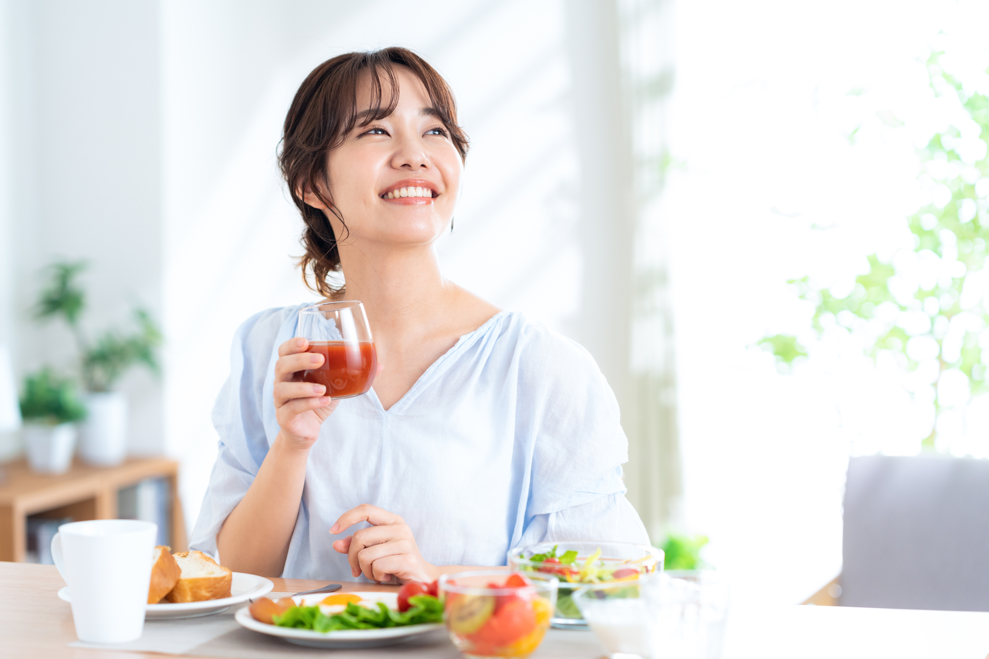 腸活に効果的食事を摂っている女性のイメージ写真