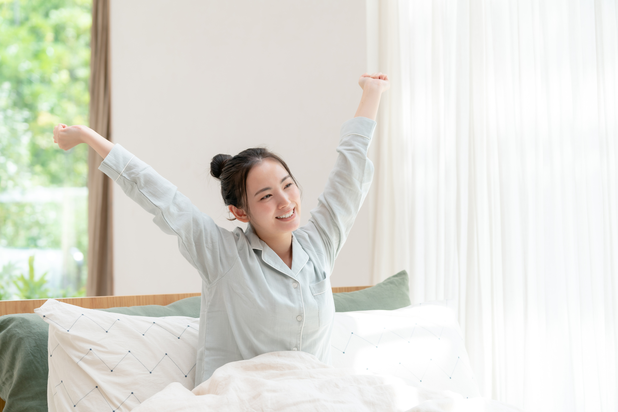 規則正しい睡眠から目覚めた女性のイメージ写真