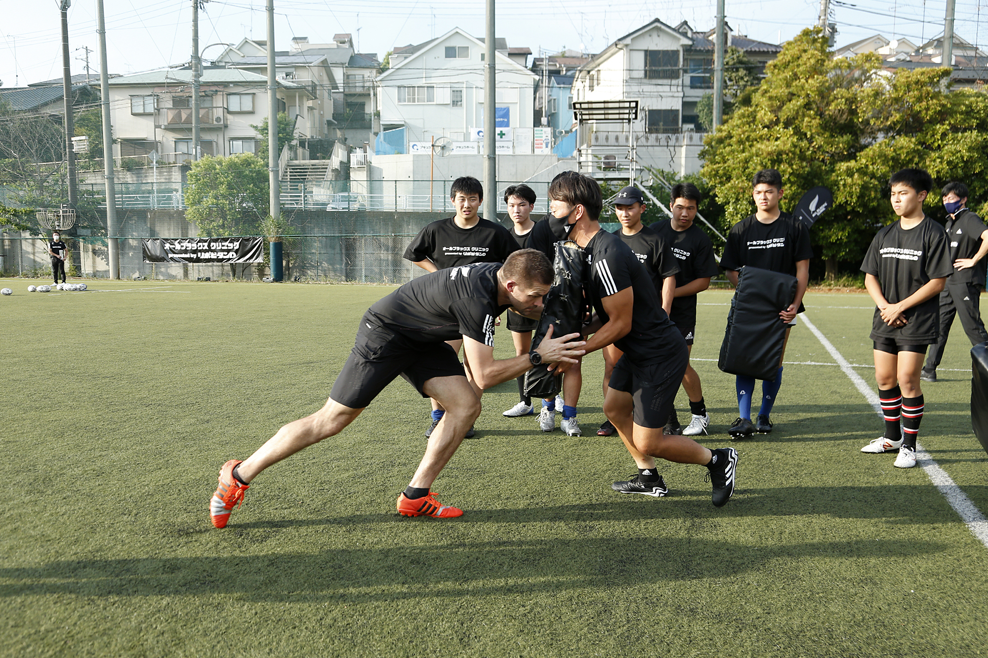 慶應義塾高等学校蹴球部ハイパフォーマンス向けラグビークリニックリ ポビタンアンバサダーリッチー・マコウ氏指導風景