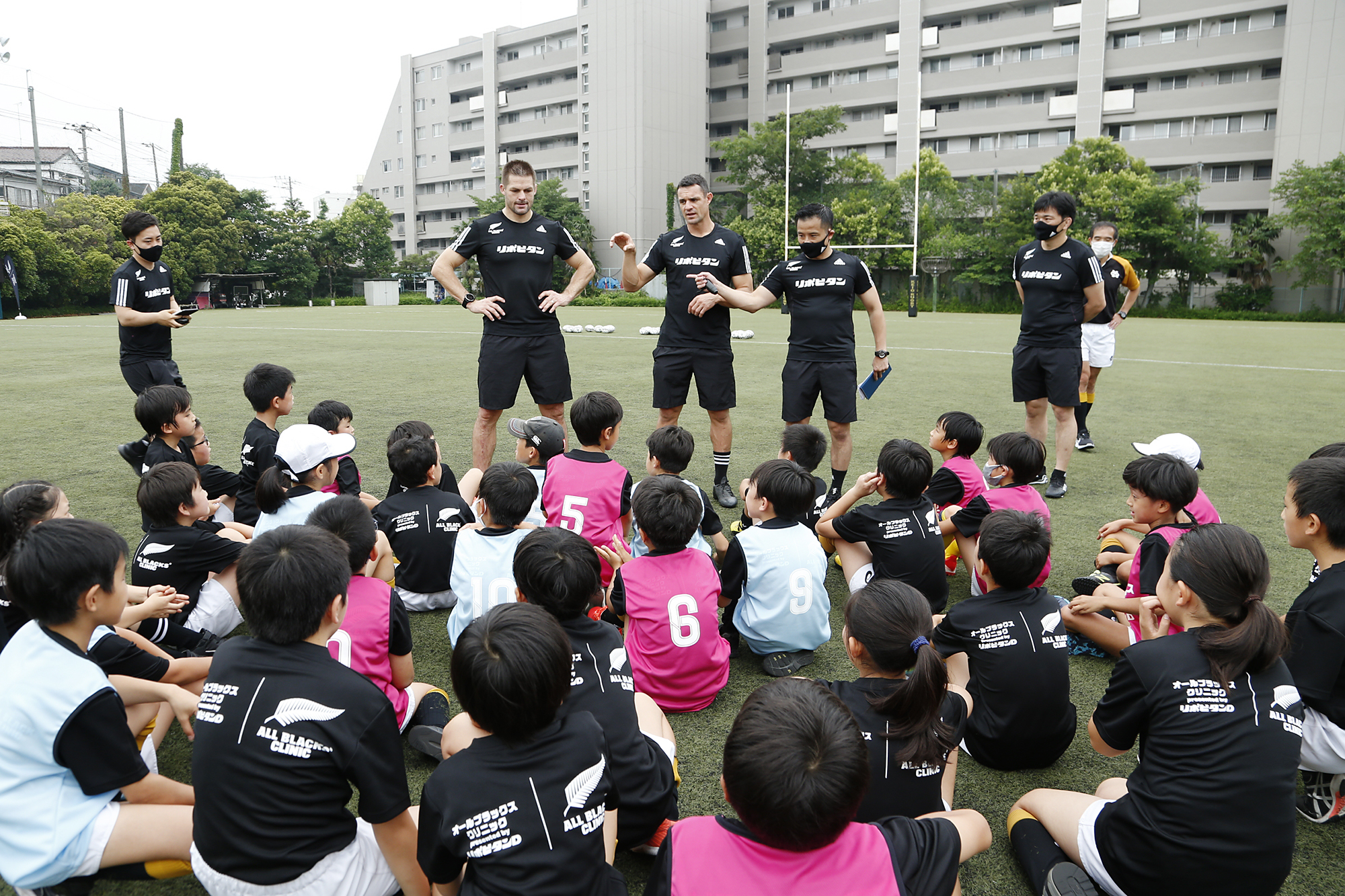 慶應義塾幼稚舎ラグビースクール小学生向けラグビークリニック リポビタンアンバサダーダン・カーター氏、リッチー・マコウ氏指導風景