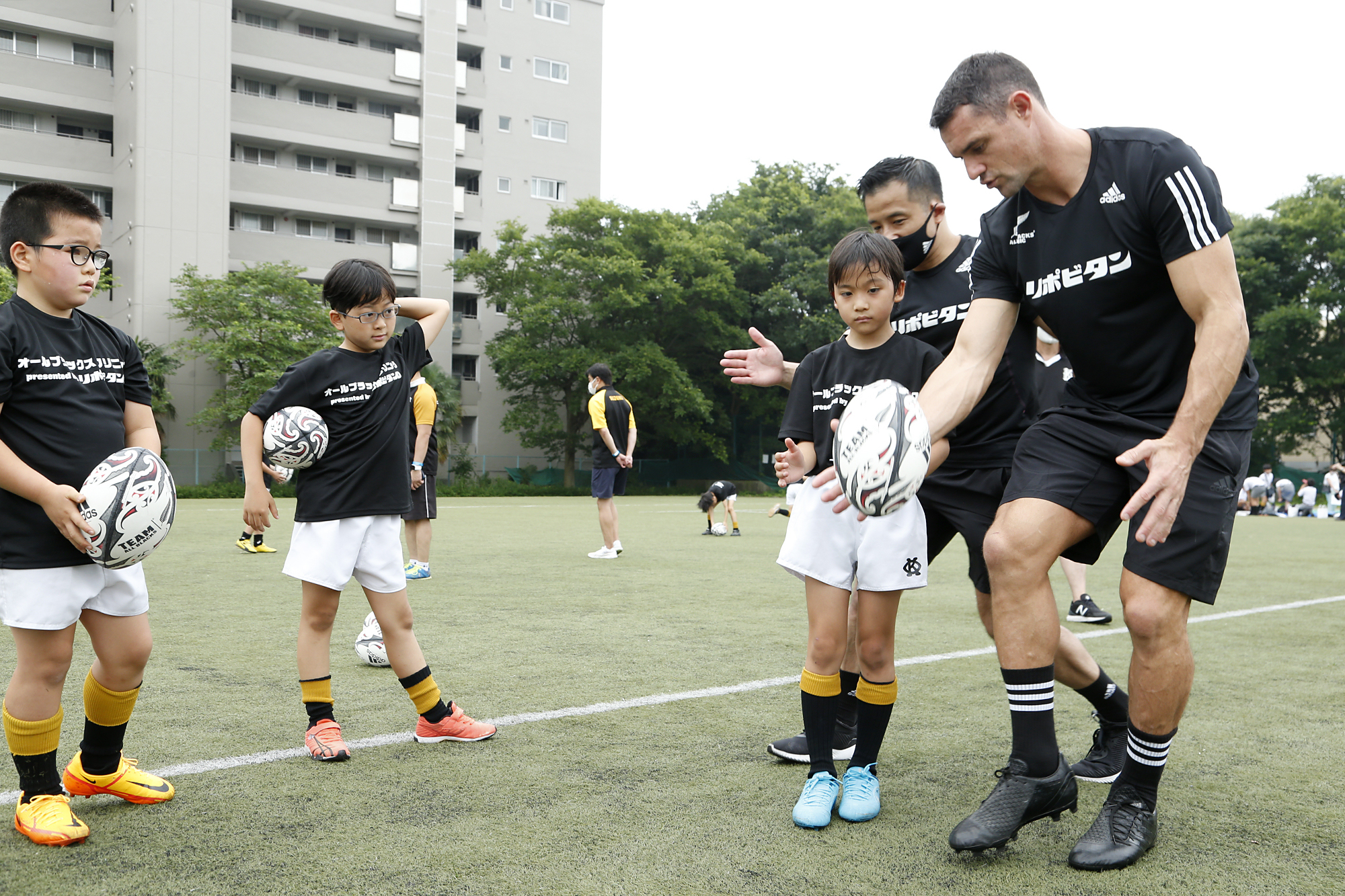 慶應義塾幼稚舎ラグビースクール　小学生向けラグビークリニック リポビタンアンバサダーダン・カーター氏指導風景