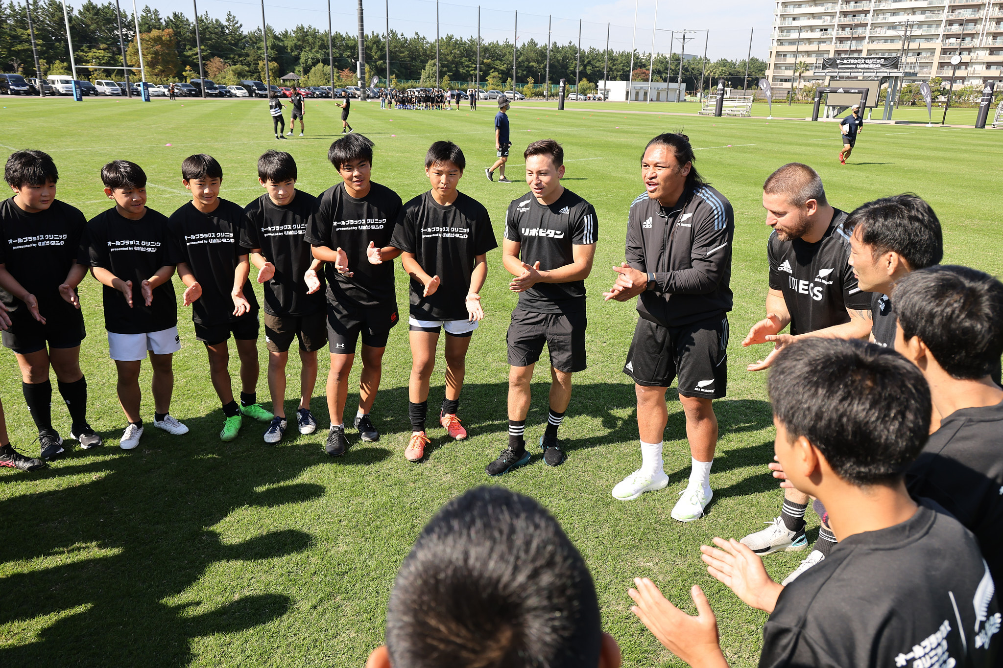 現役オールブラックス選手による小学生向けラグビークリニック 現役オールブラックス選手と練習風景
