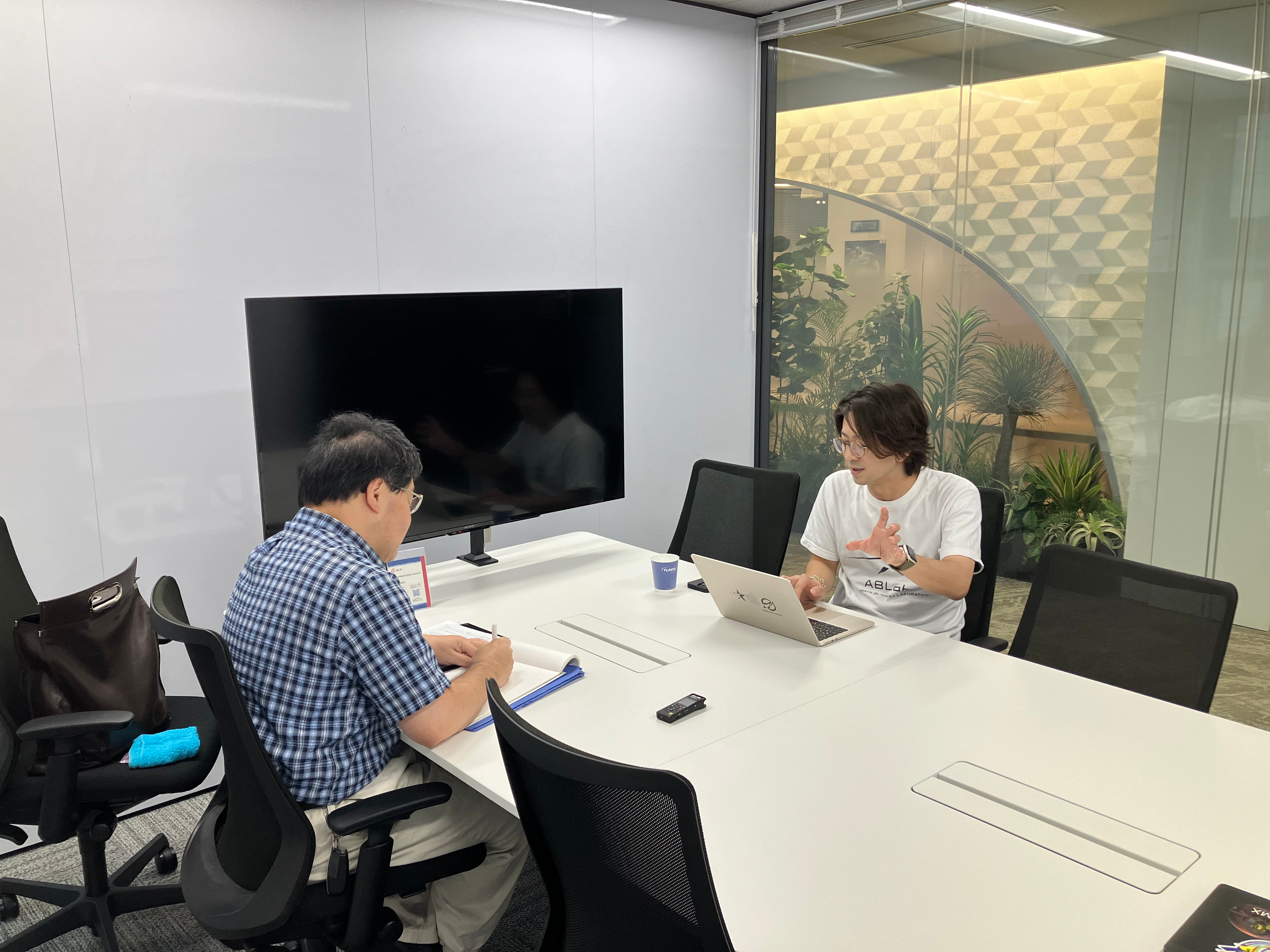 左から インタビュアー寺薗編集長、一般社団法人ABLab代表　伊藤 真之様