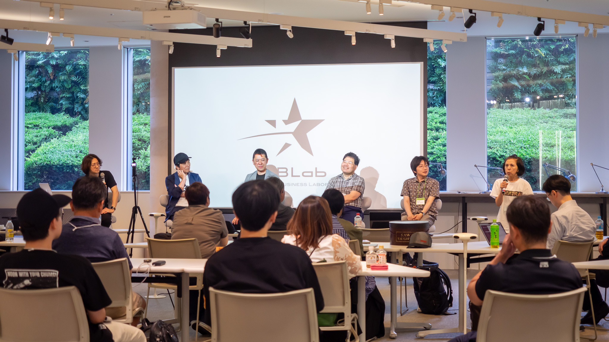 ABLab 会合の様子 　左より、一般社団法人ABLab代表　伊藤 真之様　左から４番目　寺薗編集長