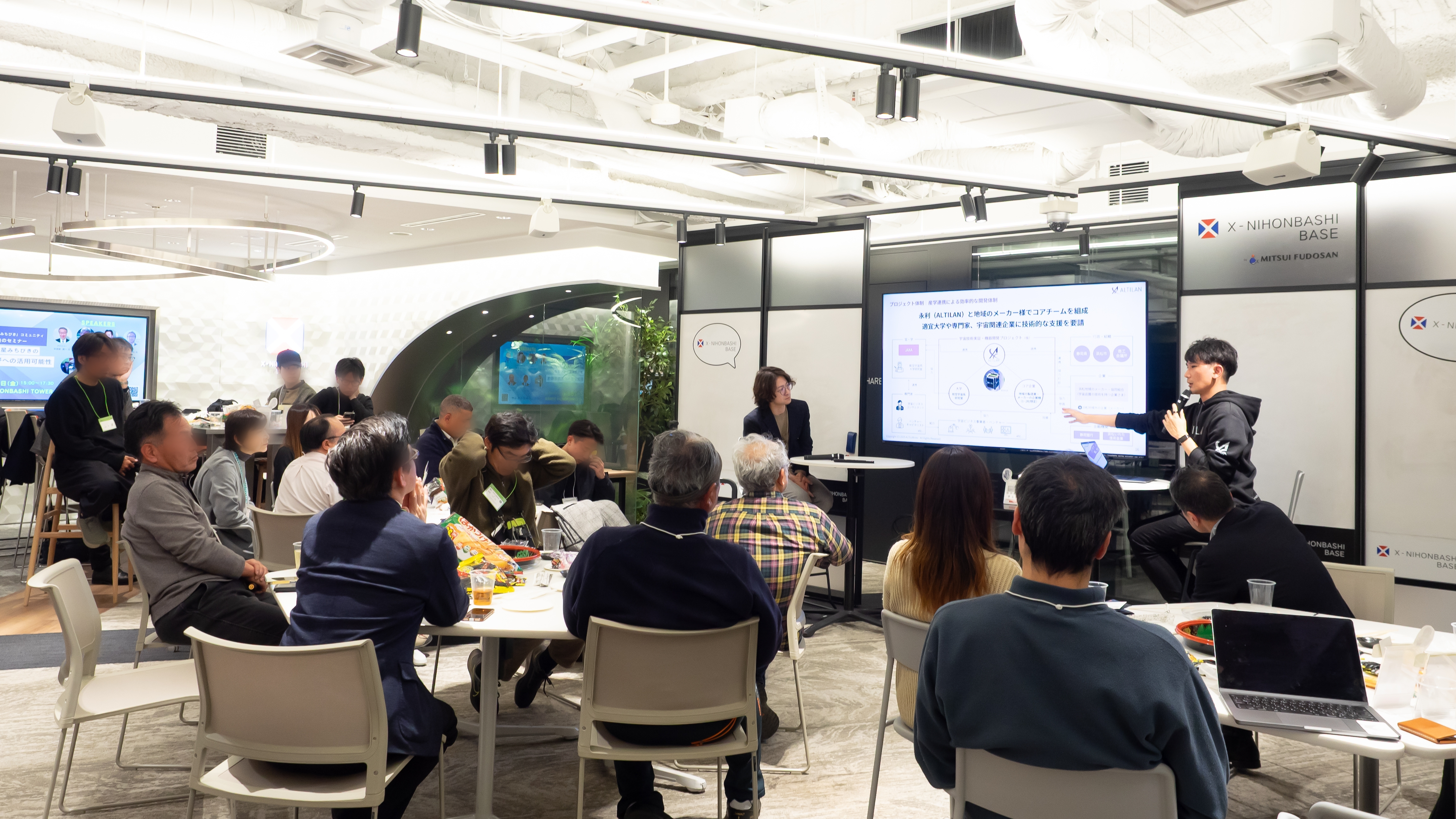 左から 吉川准教授、インタビュアー寺薗編集長（JAXA相模原キャンパス 宇宙科学探査交流棟にて）