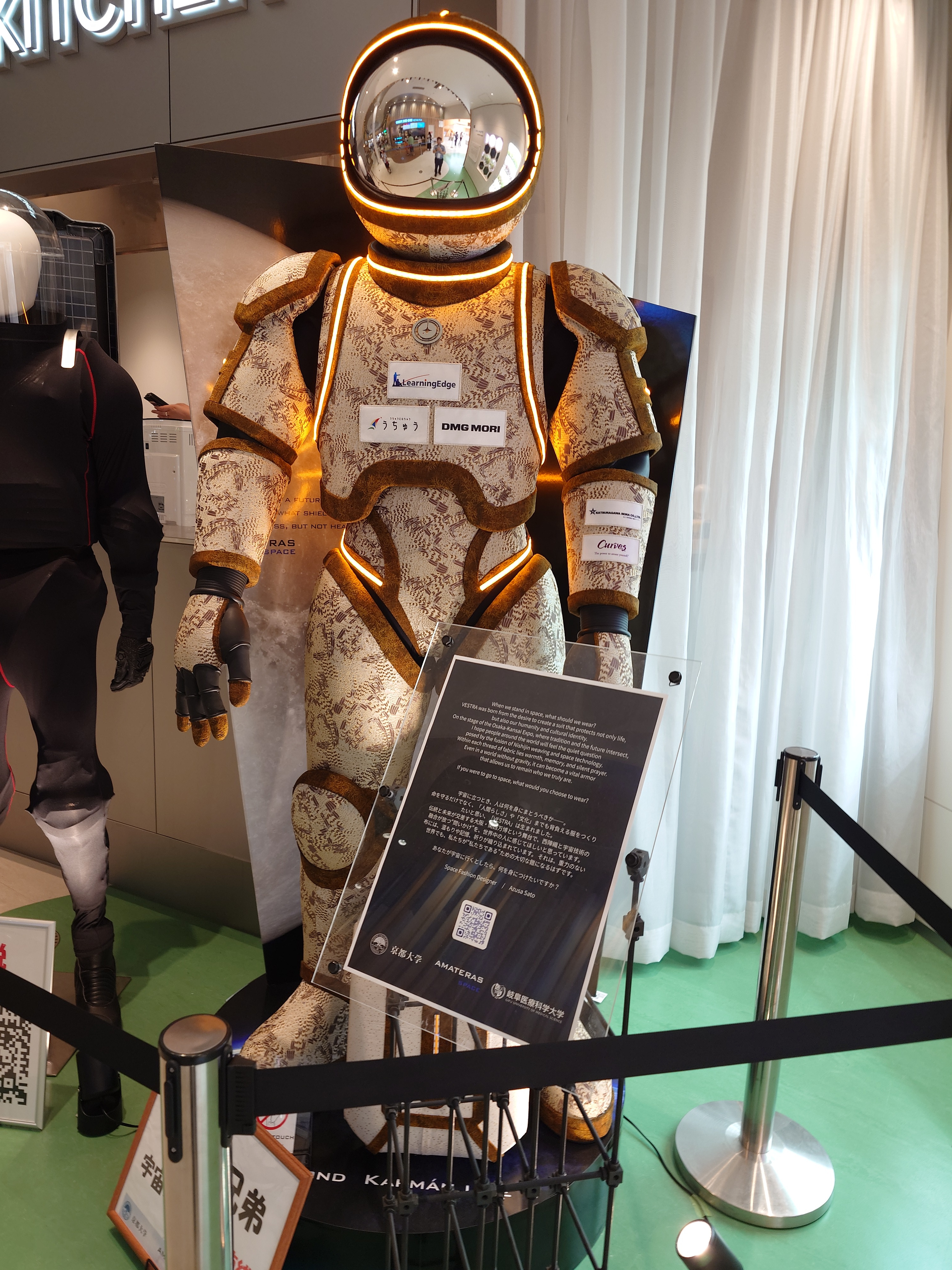 大阪・関西万博で展示された、アマテラススペースの西陣織宇宙服（撮影：寺薗編集長）