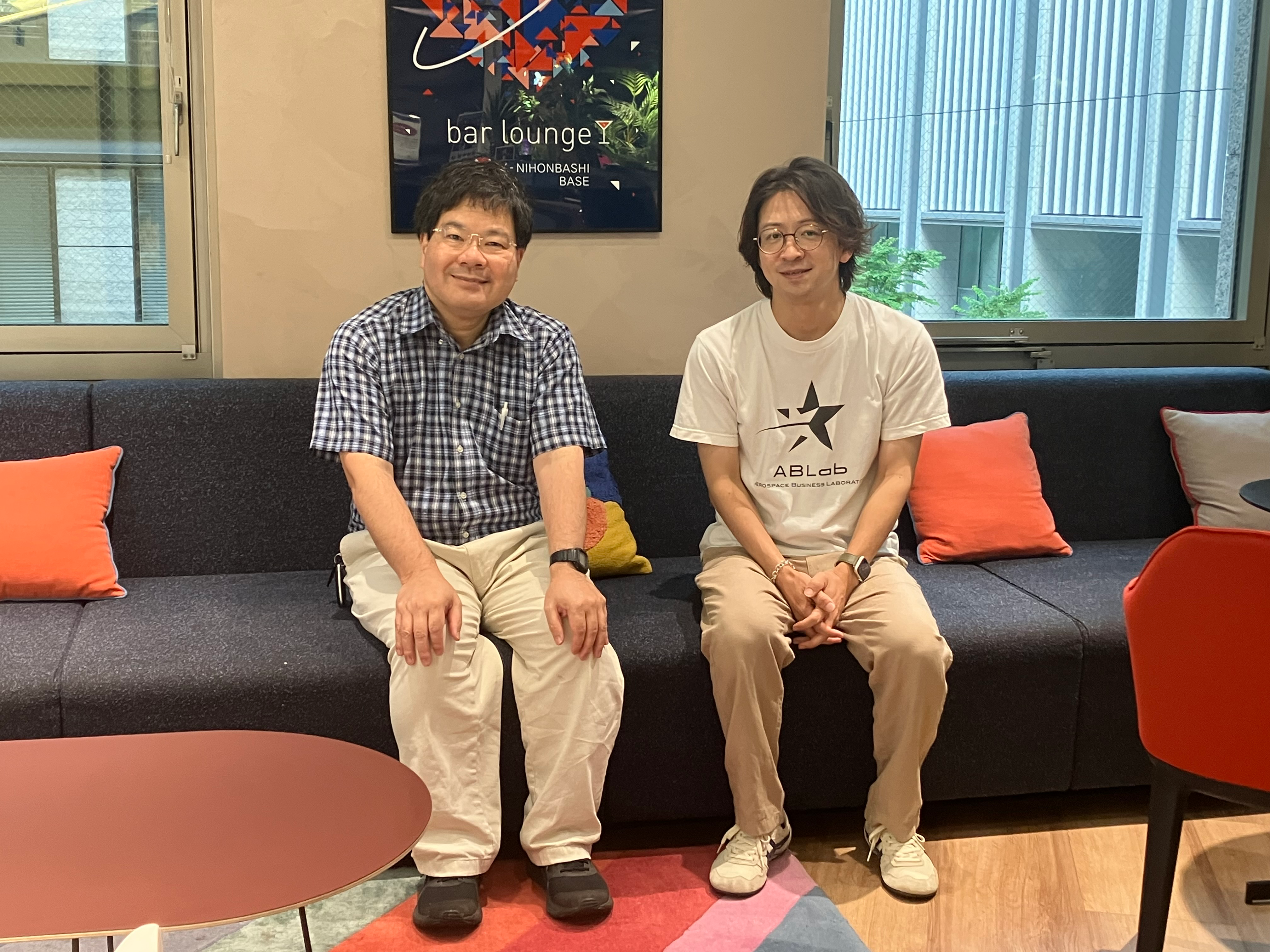 左から インタビュアー寺薗編集長、一般社団法人ABLab代表　伊藤 真之様