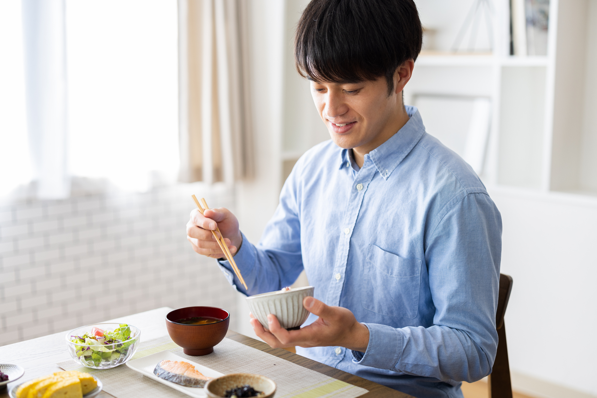 抜け毛ケアに、食事・睡眠・運動・ストレスケアで体の中から対策。バランスの良い食事をする男性の写真