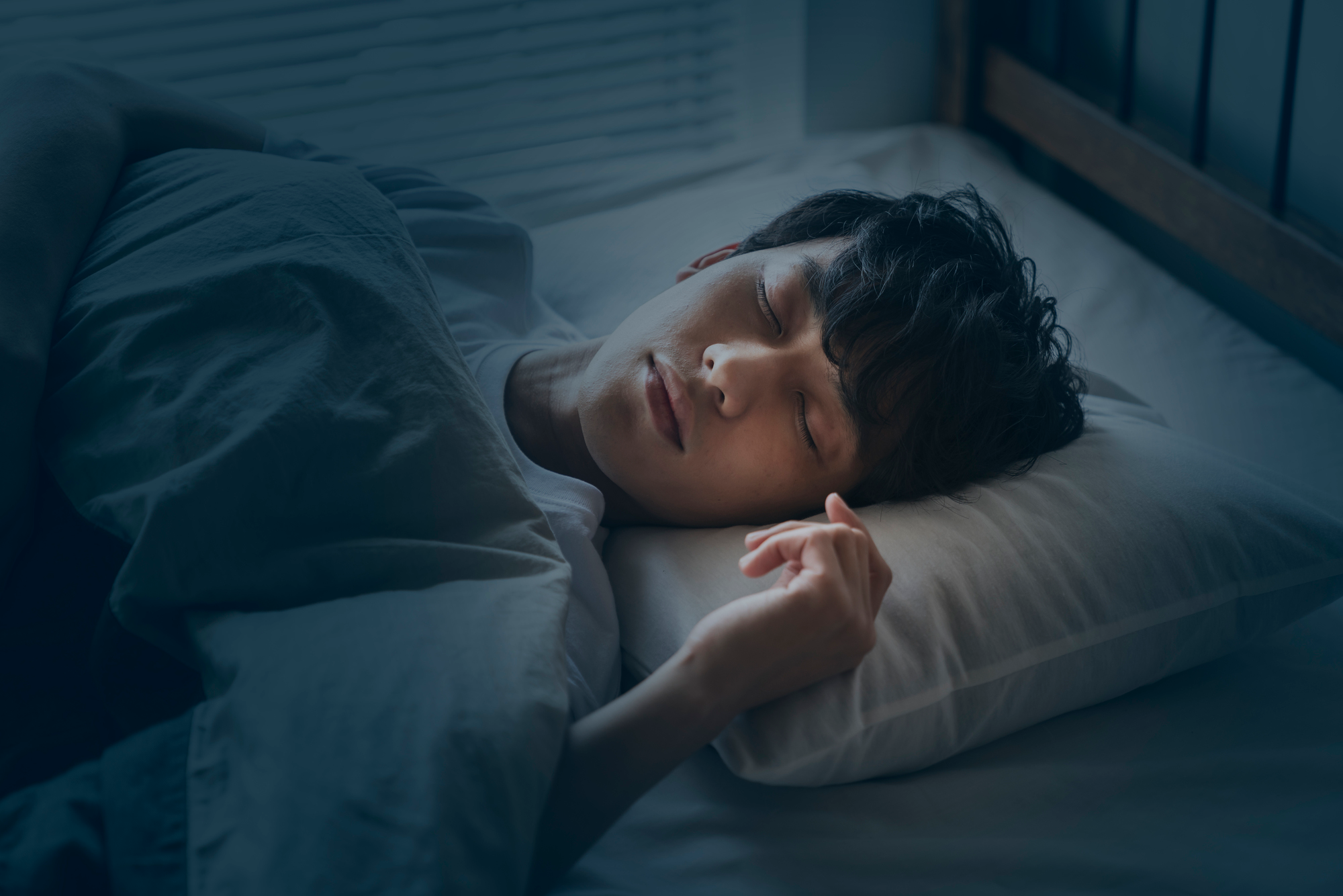 睡眠をとっている男性のイメージ写真