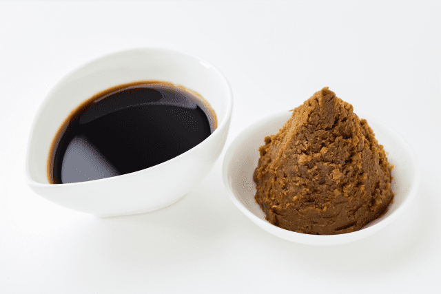 血圧高めの人の食事ポイント。味噌と醤油の画像で塩分のイメージ