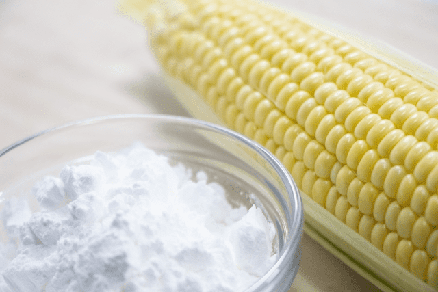 難消化性デキストリンは、でんぷんから作られた食物繊維のひとつで、小麦やトウモロコシなどの穀類に含まれている。トウモロコシや小麦粉のイメージ。