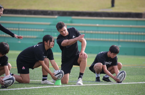 同志社ジュニアラグビークリニック リポビタンアンバサダーダン・カーター氏指導風景
