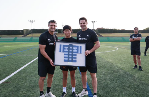 同志社ジュニアラグビークリニック　ダンカーター、リッチーマコウとの記念品交換