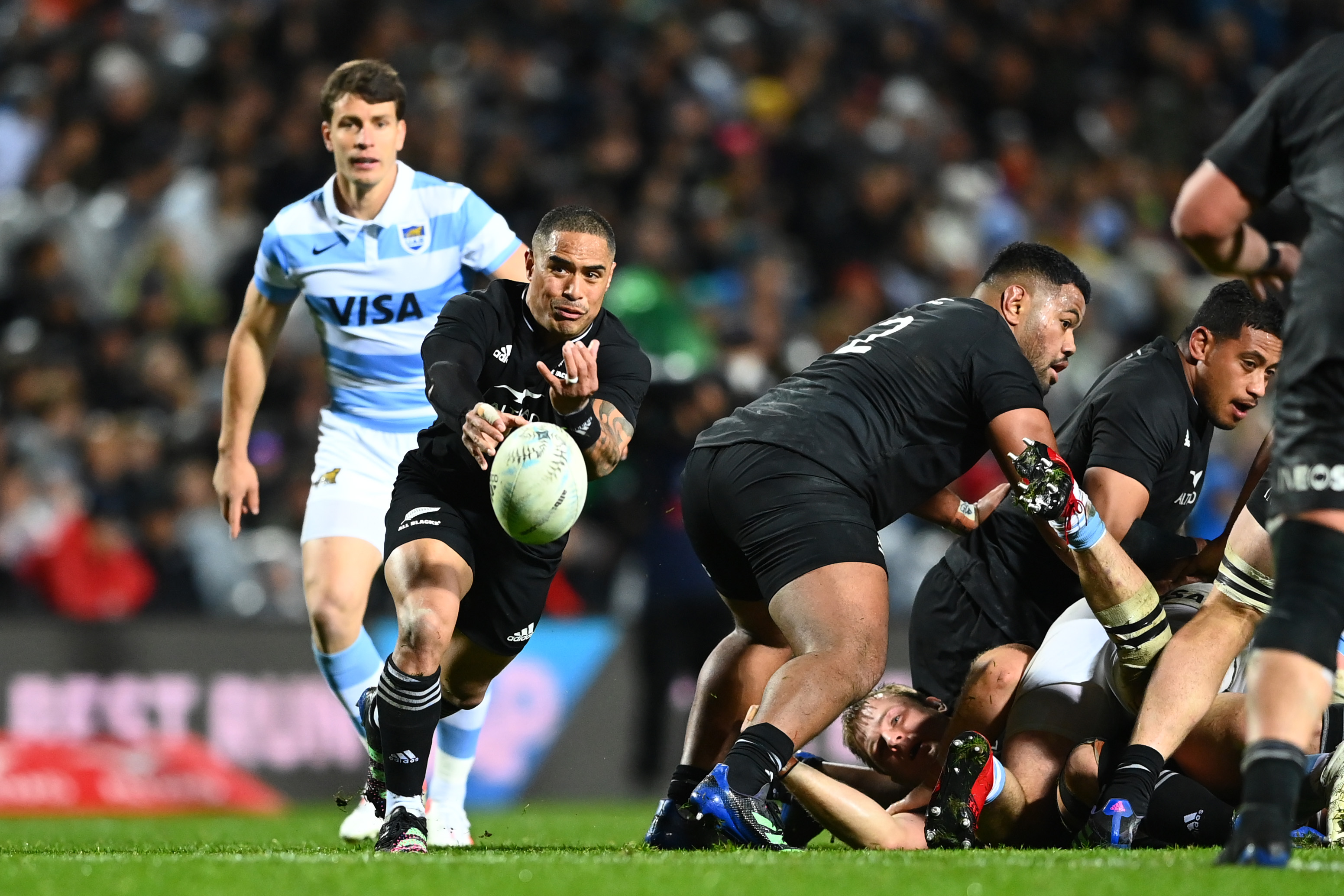 HAMILTON, NEW ZEALAND - SEPTEMBER 03: Aaron Smith of the All Blacks passes the ball during The Rugby Championship match between the New Zealand All Blacks and Argentina Pumas at FMG Stadium Waikato on September 03, 2022 in Hamilton, New Zealand. (Photo by Hannah Peters/Getty Images)