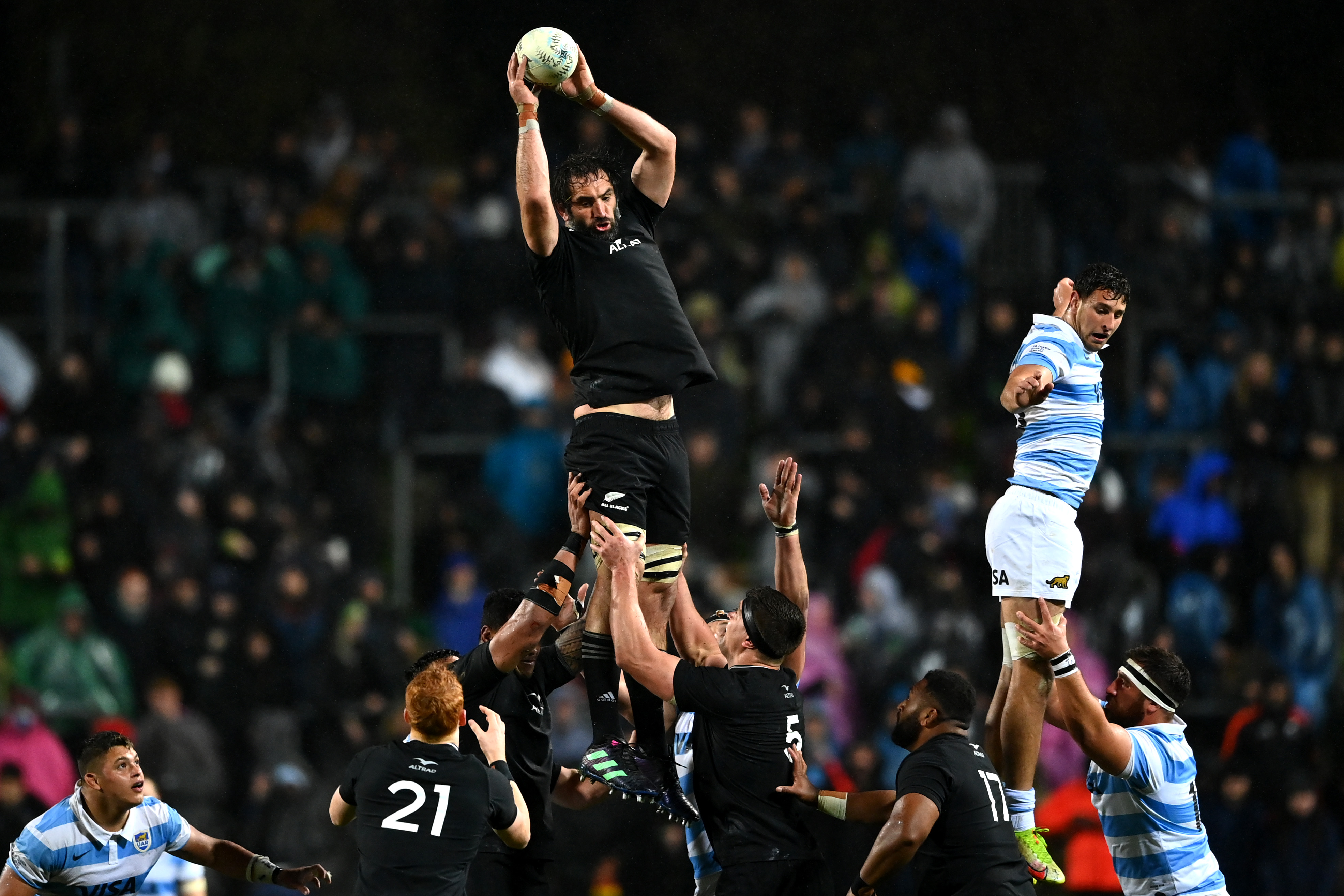 HAMILTON, NEW ZEALAND - SEPTEMBER 03: Sam Whitelock of the All Blacks wins lineout ball during The Rugby Championship match between the New Zealand All Blacks and Argentina Pumas at FMG Stadium Waikato on September 03, 2022 in Hamilton, New Zealand. (Photo by Hannah Peters/Getty Images)