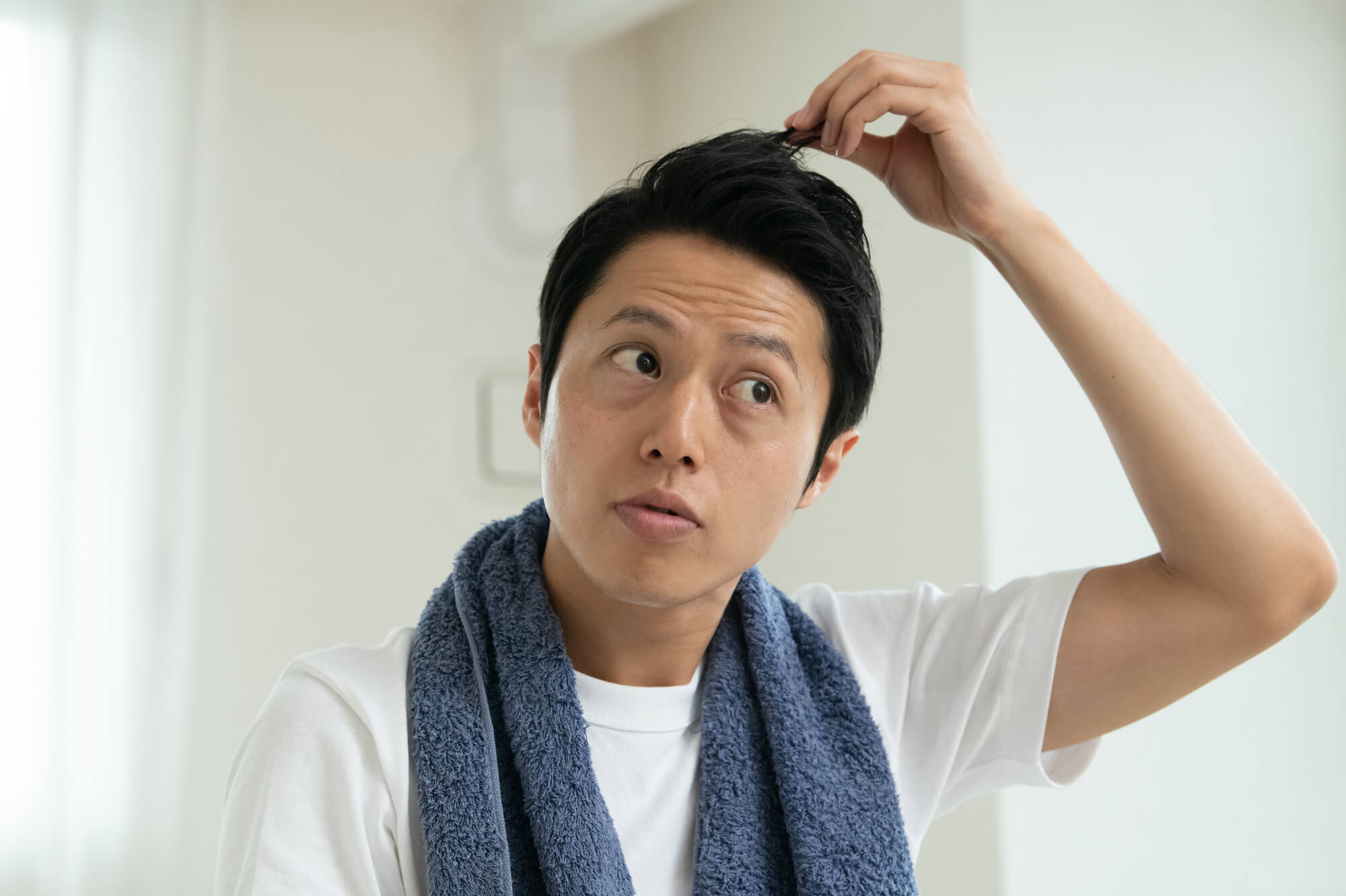 ② 白髪は抜くと増える？