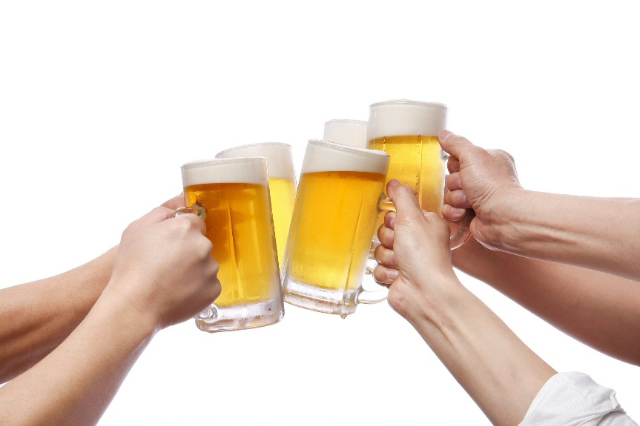 熱中症対策の水分補給で避けたい飲み物としてビールのイメージ画像