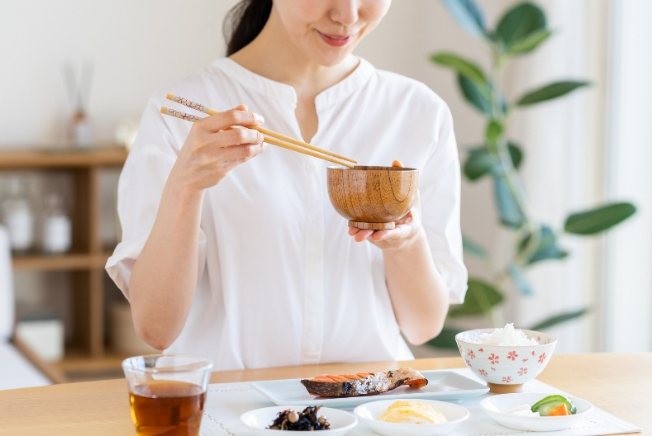  熱中症対策のために、摂りたい栄養素を食事で摂るイメージ画像