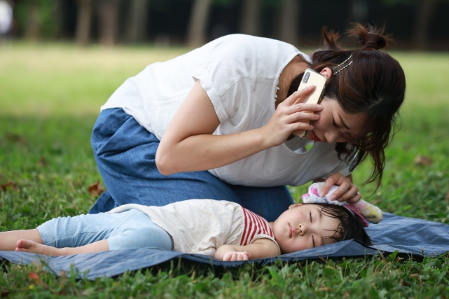 熱中症の子どものために救急車を呼んでいるイメージ画像