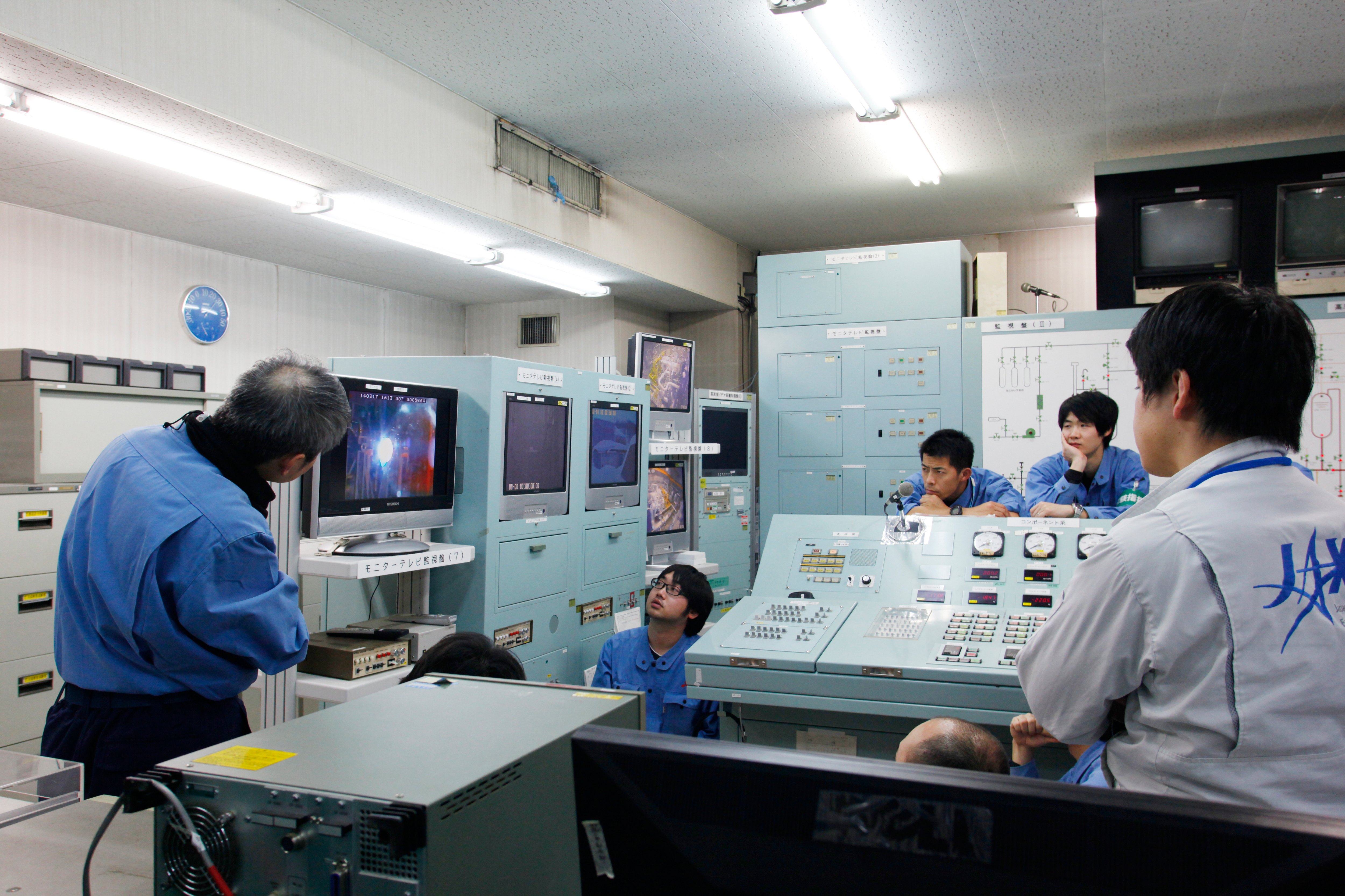 2014/3/17に三菱重工業秋田県田代試験場において実施されたLE-9原型エンジン燃焼器単体短秒時燃焼試験時の制御室内の様子。🄫JAXA